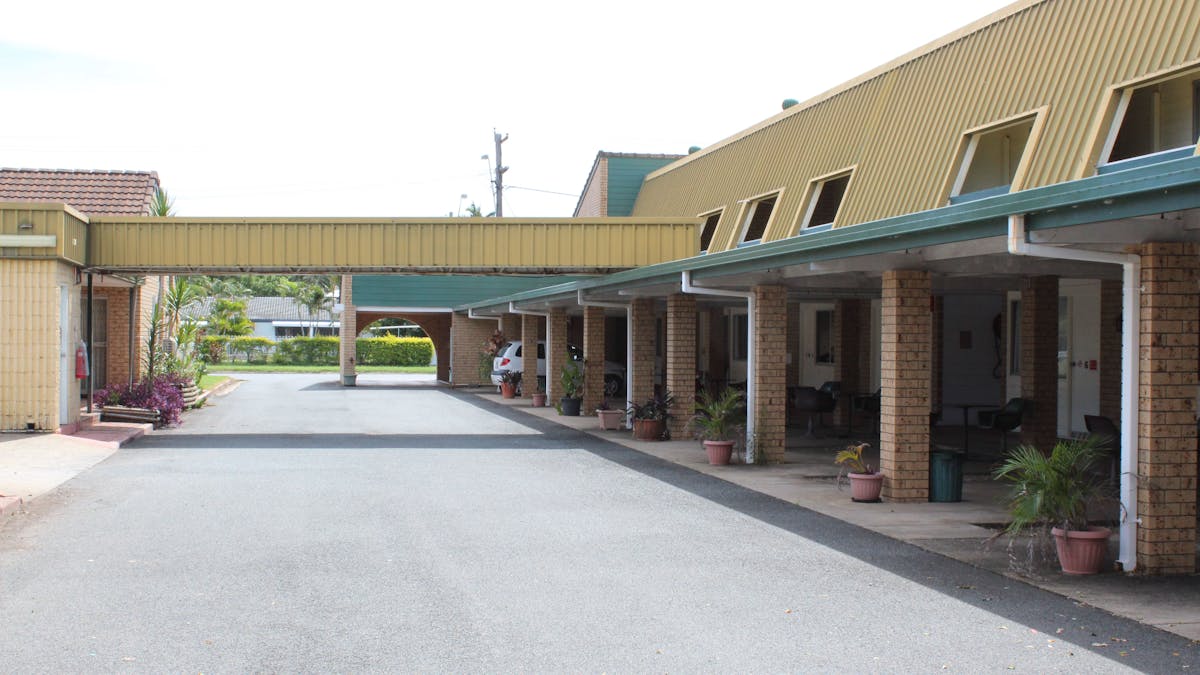Sun Plaza Motel interior grounds