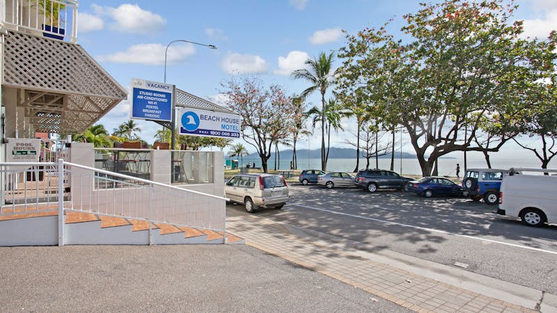 A clean comfortable motel right in the heart of the Townsville Strand. 
