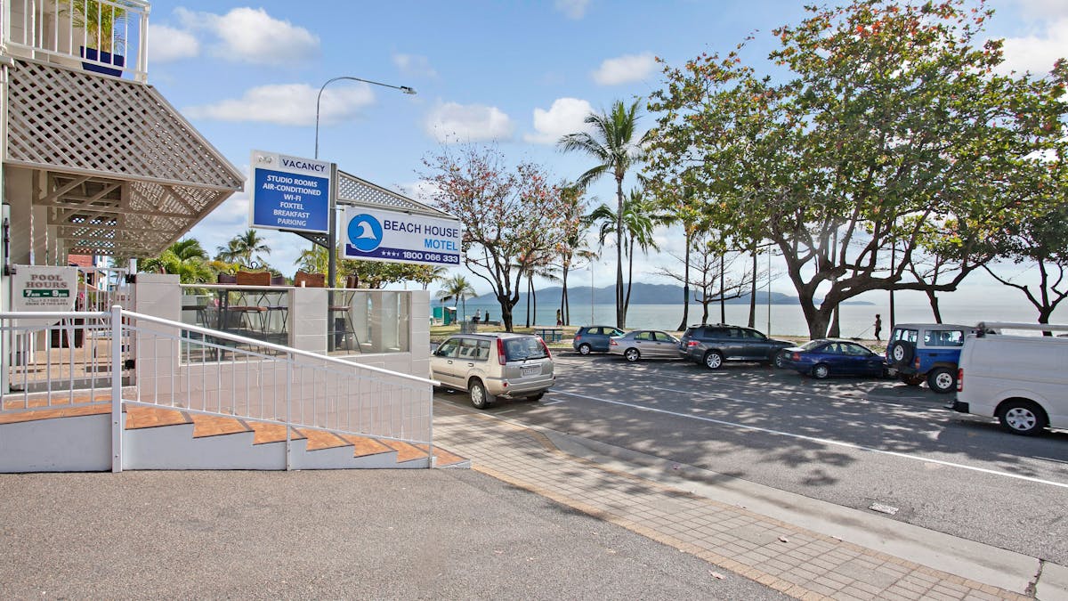 A clean comfortable motel right in the heart of the Townsville Strand. 
