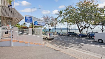 A clean comfortable motel right in the heart of the Townsville Strand. 