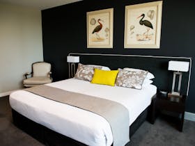 Springfield Lakes Hotel