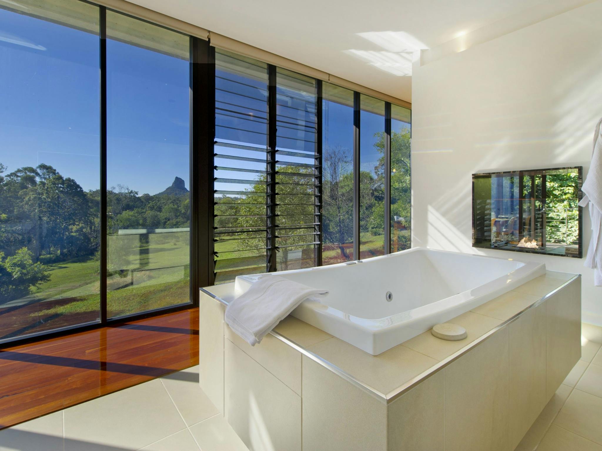 Spa bath, mountains