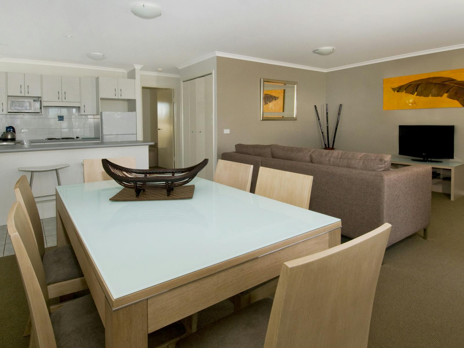 Dining/Lounge Area