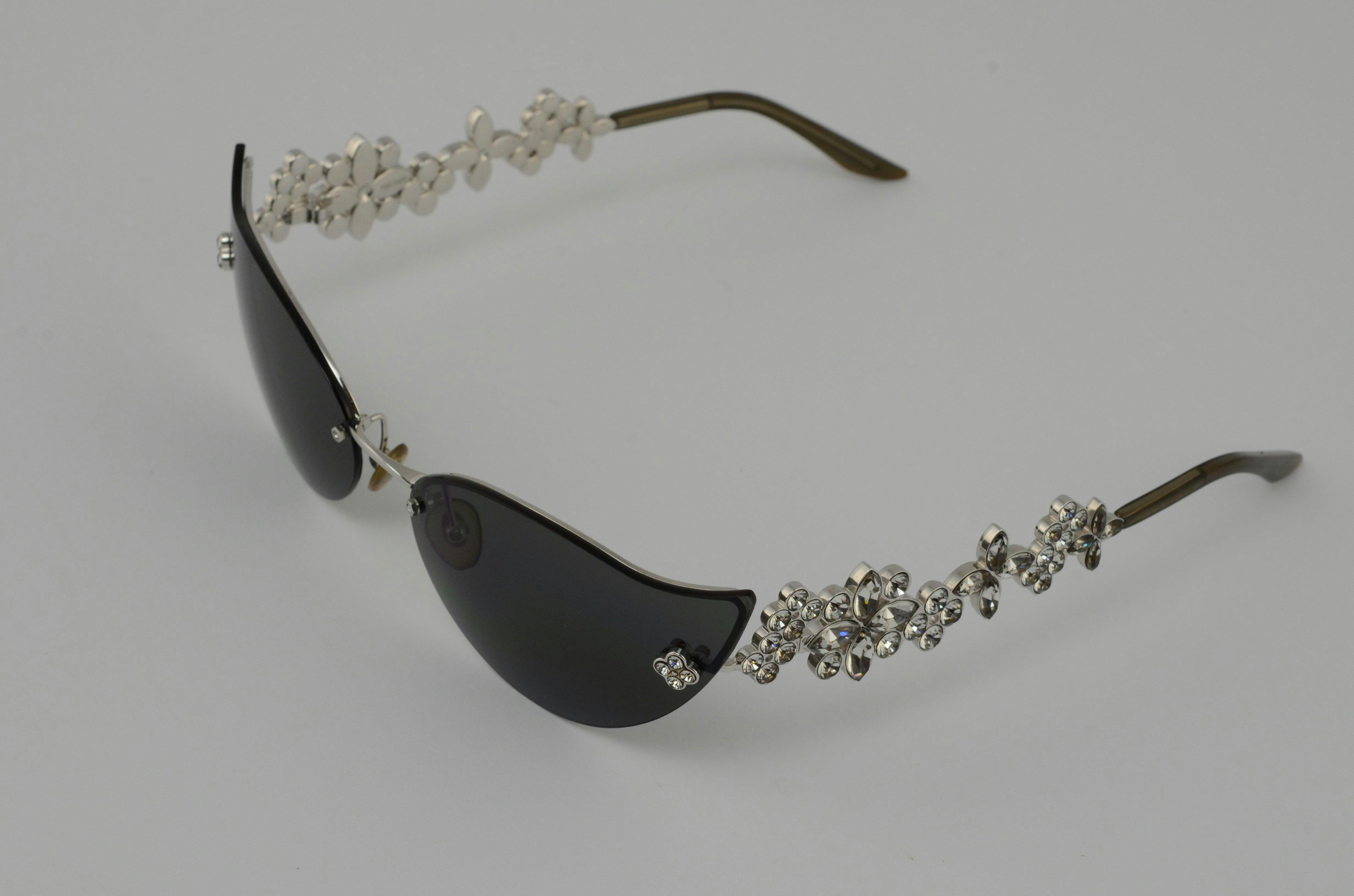 Sonnenbrille in limitierter Auflage mit Kristalldetail