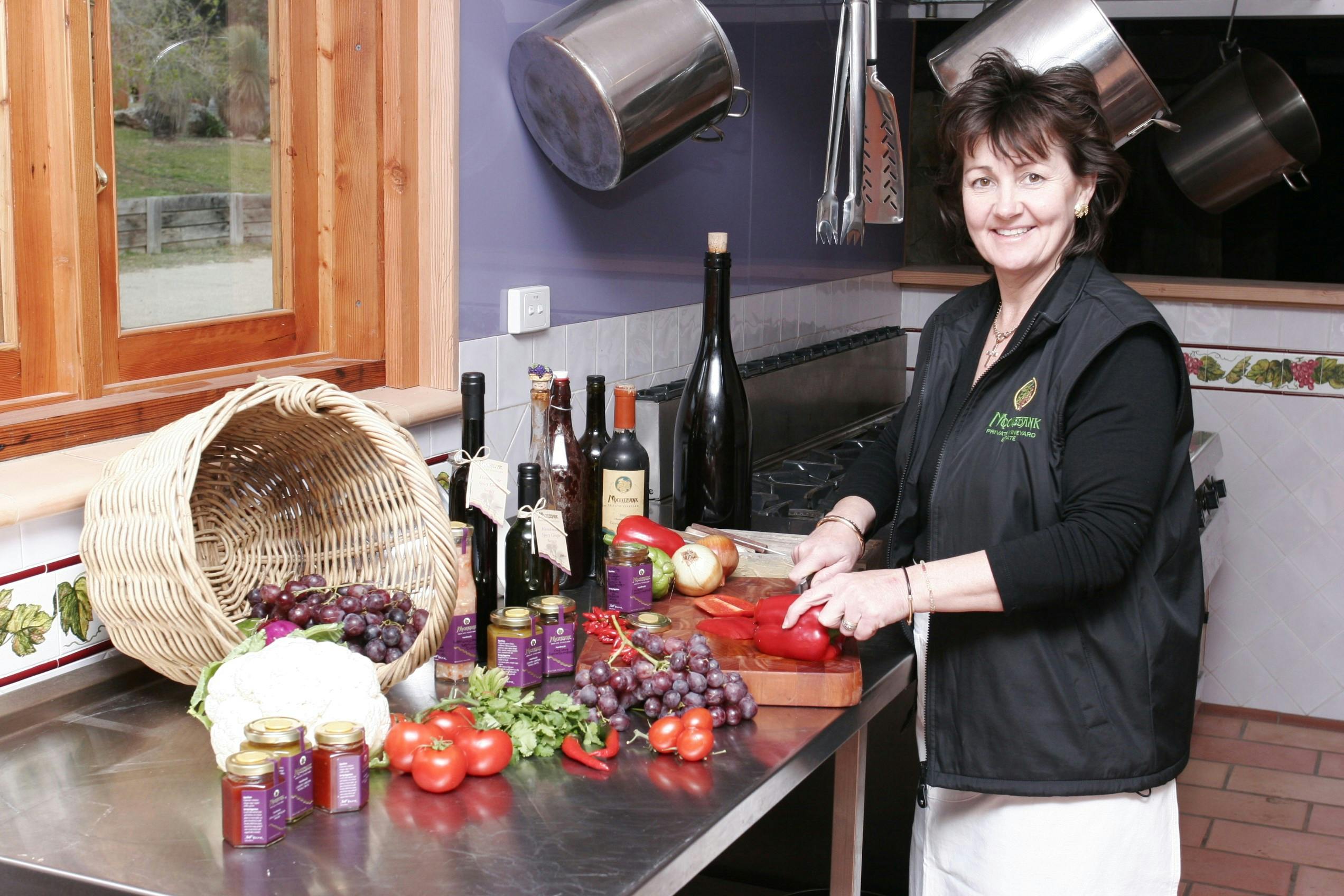 조미료를 만드는 데브라 무어