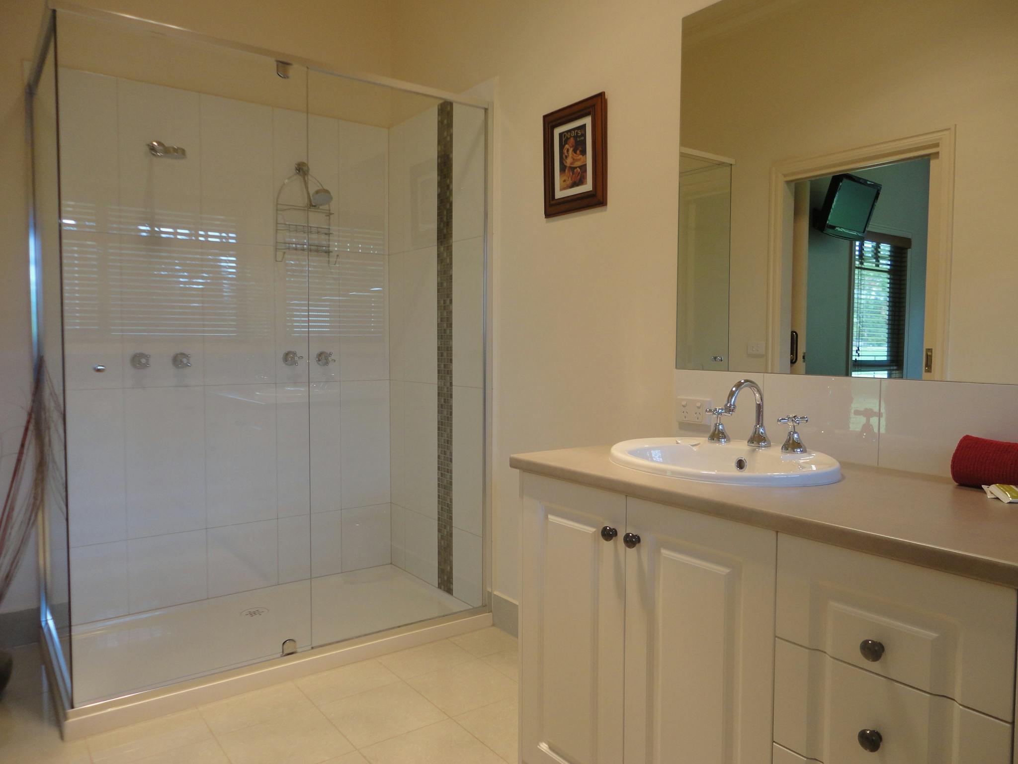 en suite bathroom at Rosedale House Mansfield