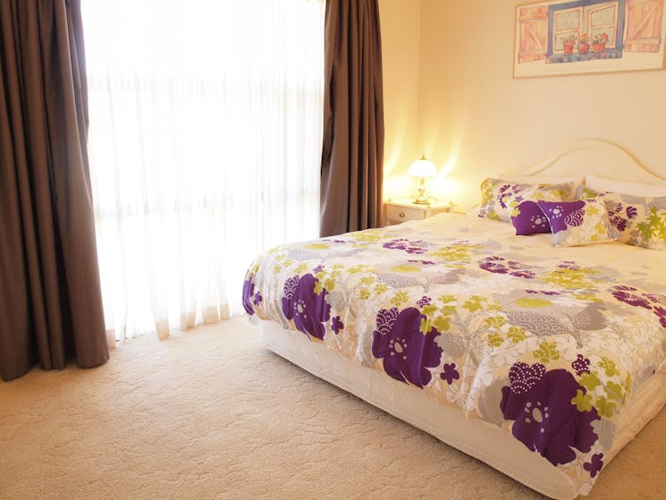 Cottonwood Cottage king bed and built in robe
