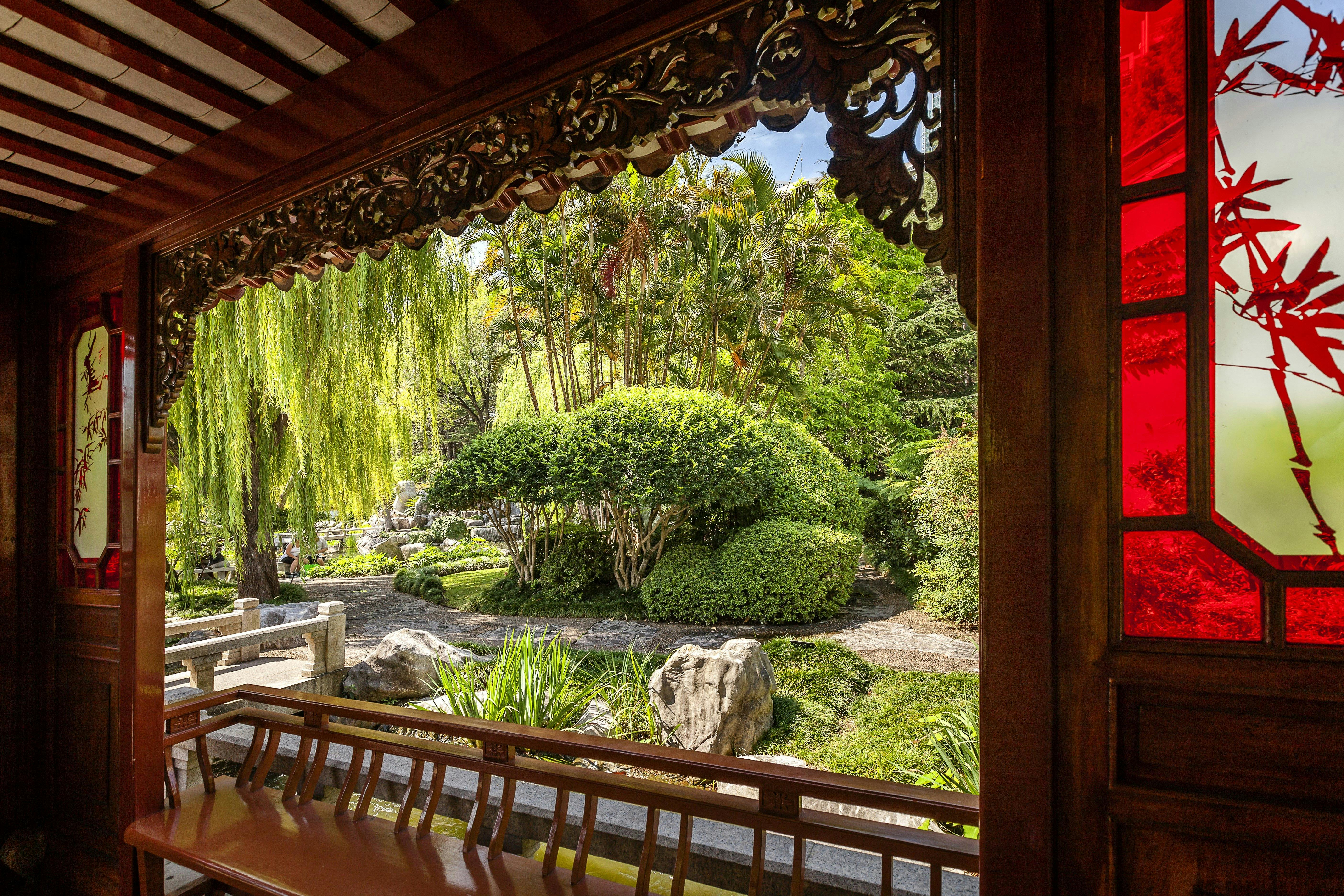 从和平船亭看去