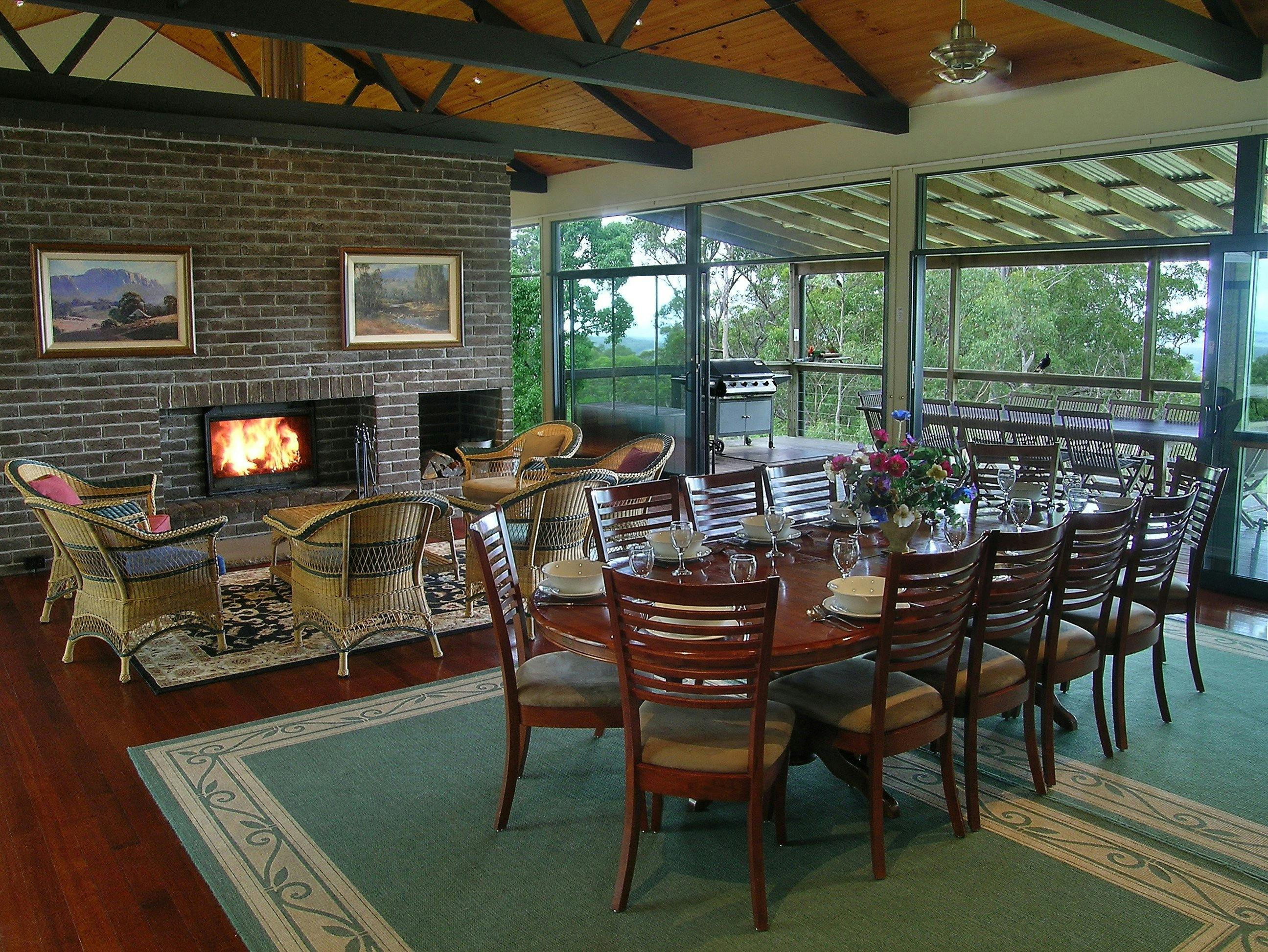 Double-sided fireplace