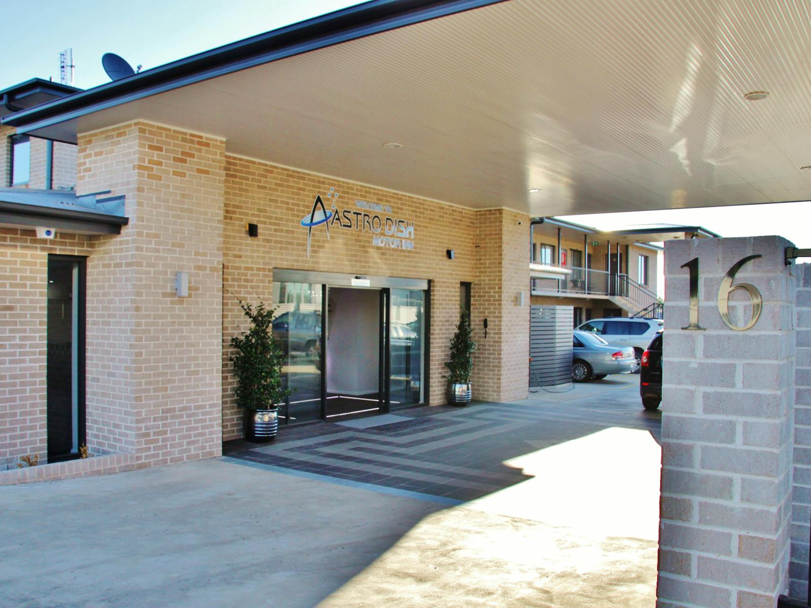 Aastro Dish Motor Inn  Exterior