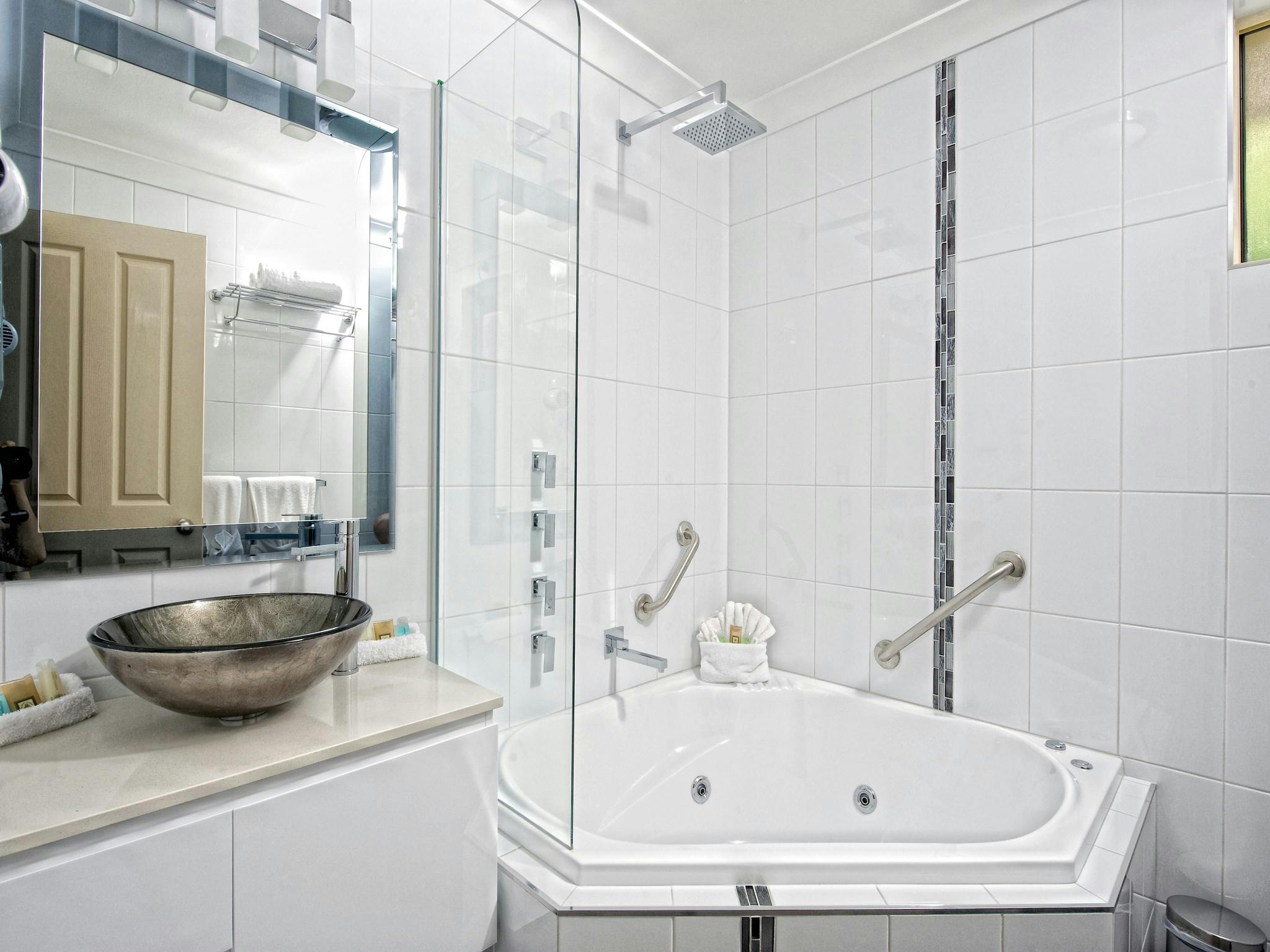 Deluxe Spa Room
