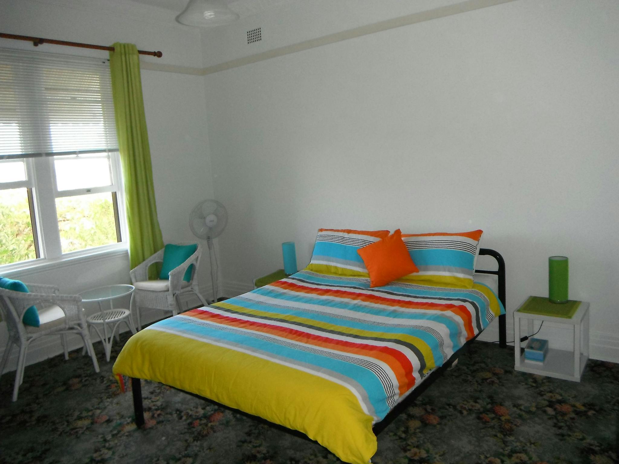 Queen bed and quiet sitting area
