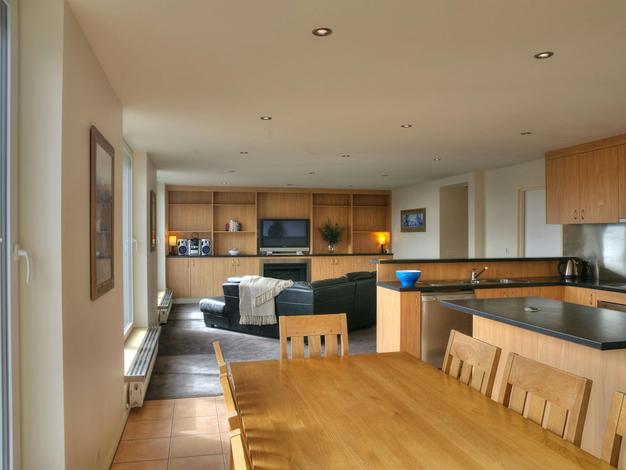 S/C apartment 20 lounge/dining