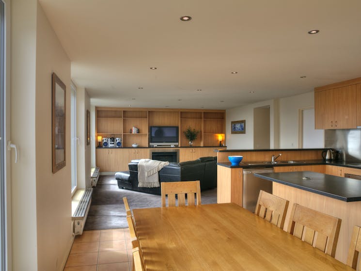 S/C apartment 20 lounge/dining