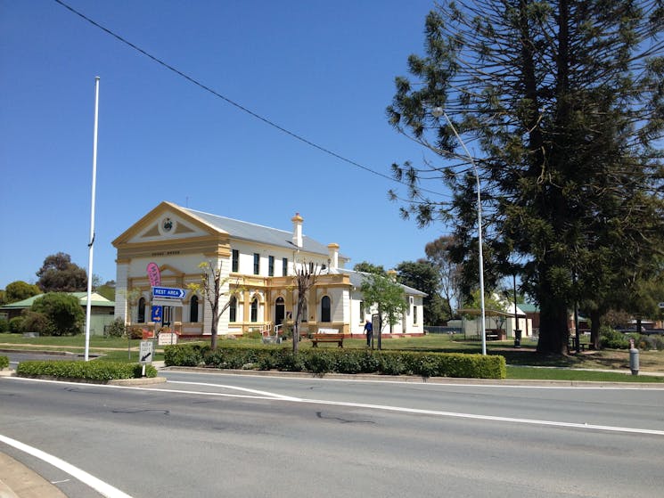 Boorowa Visitors Information Centre and Arts and Craft Co-op