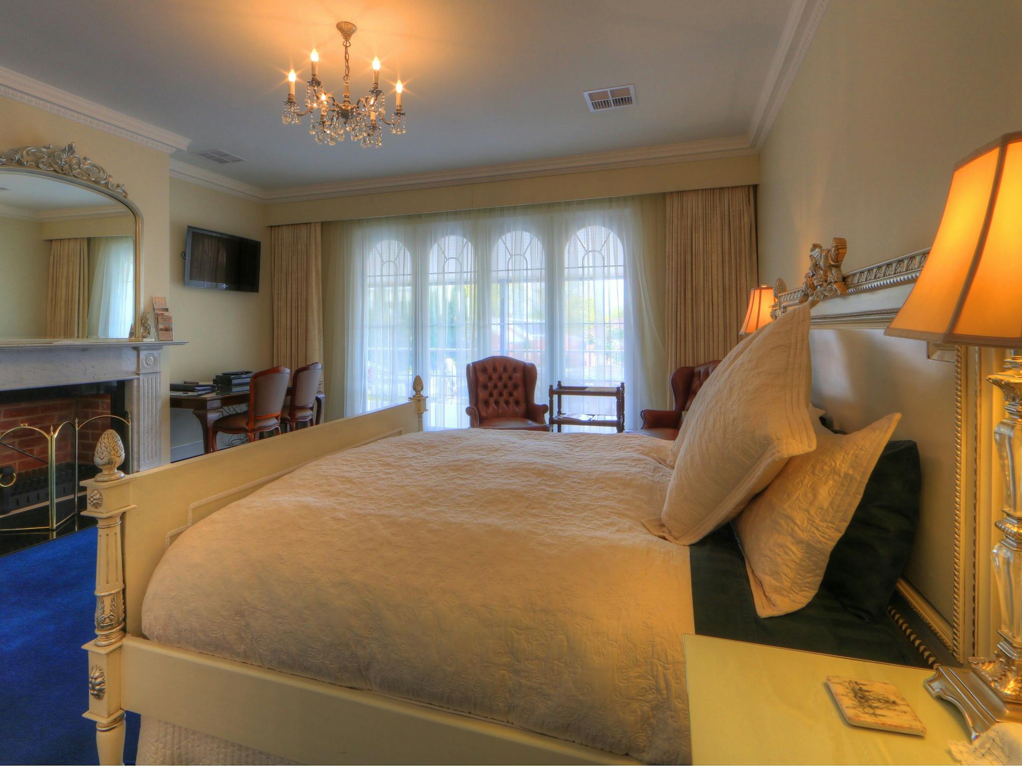 Deluxe Crystal Room downstairs