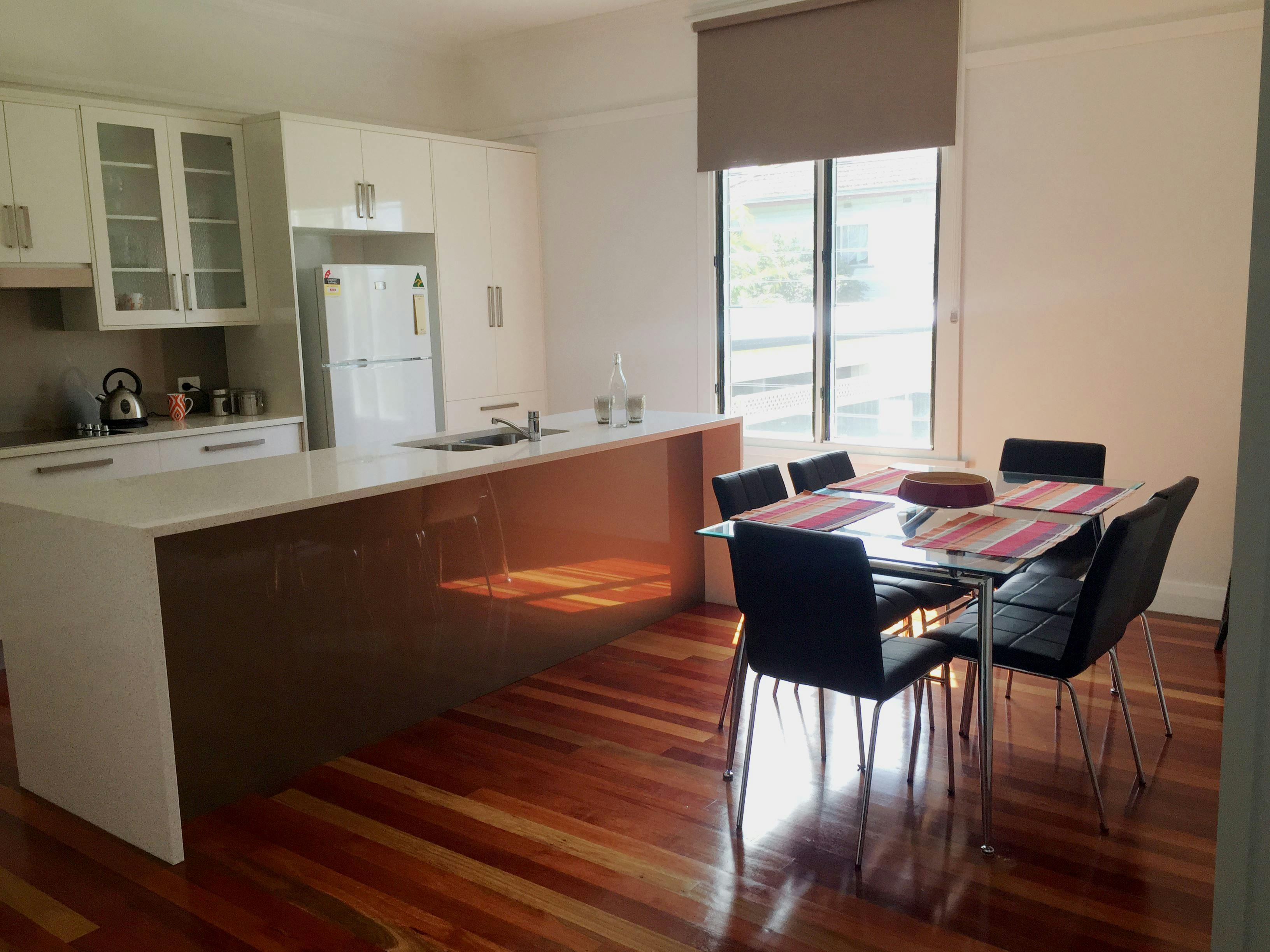 AvaHouseの美しいキッチン/ダイニングエリア