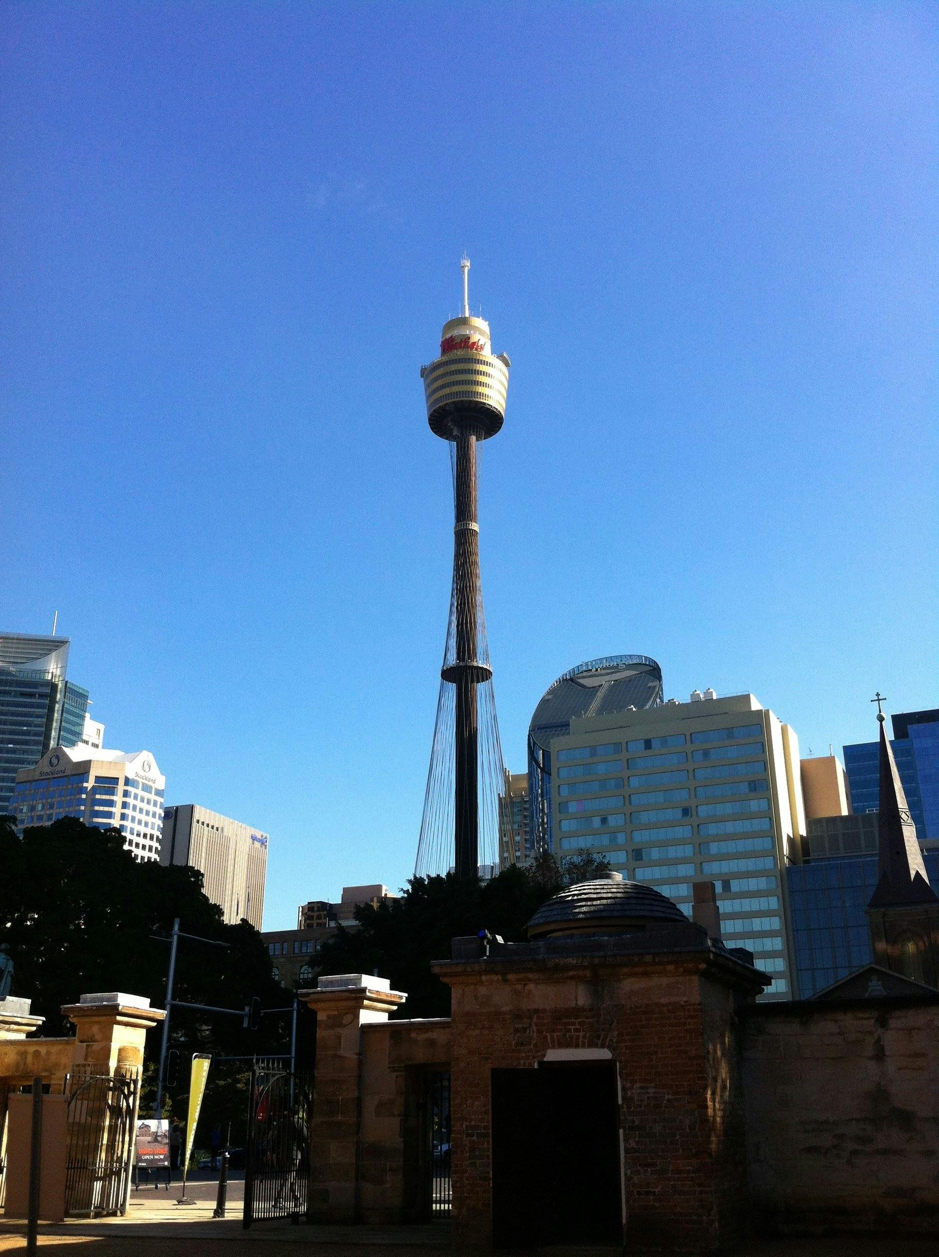 セントジェームス教会とセンターポイントタワー。