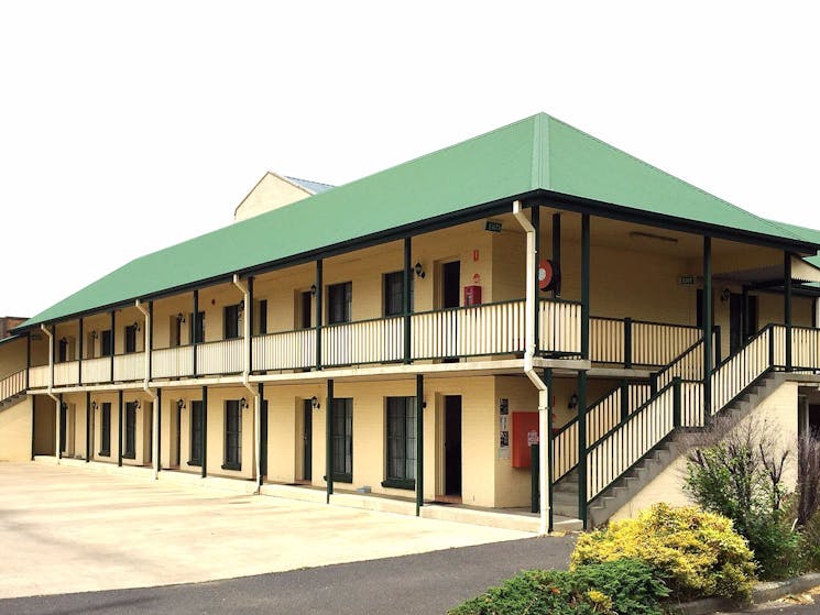 Town Square Motel Orange Grounds and Parking