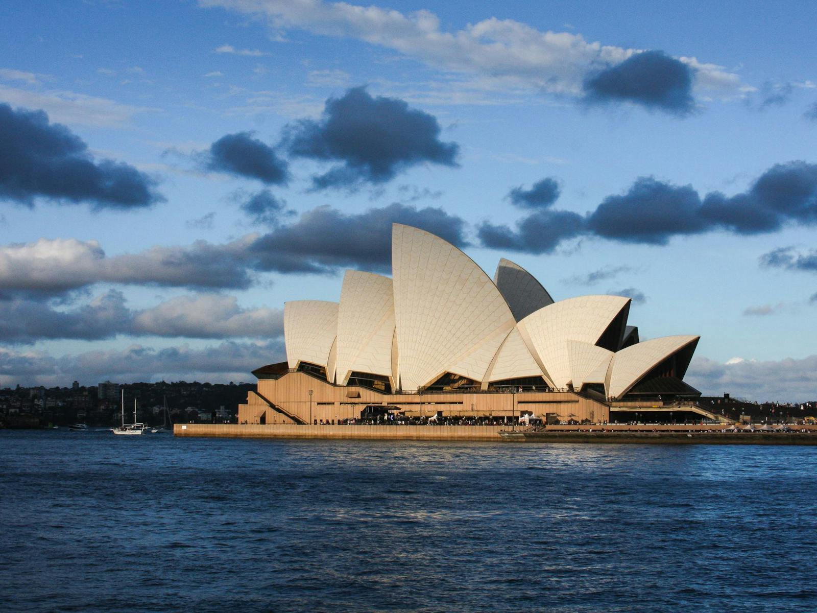 午後遅くにシドニーオペラハウス