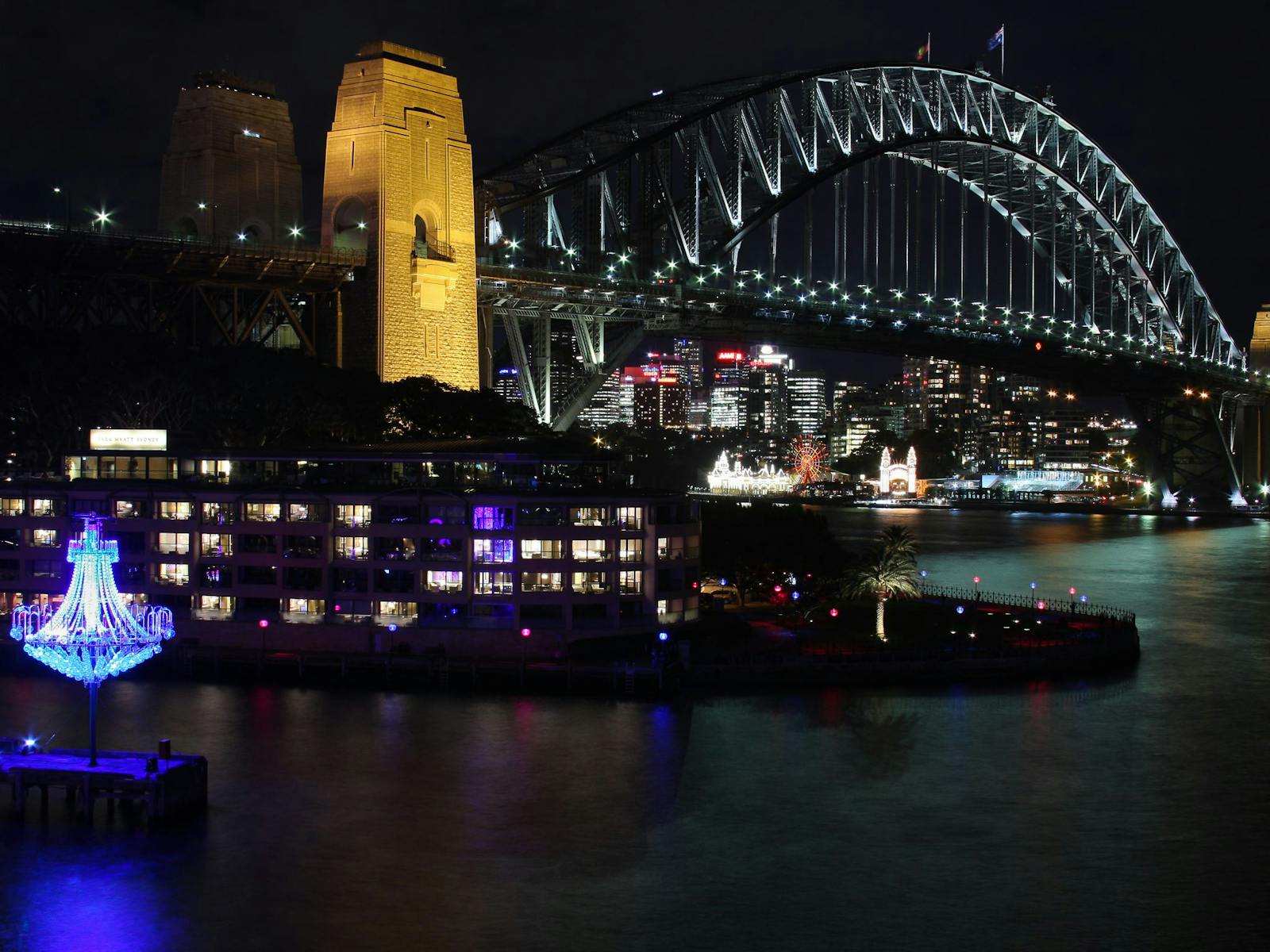 ビビッドフェスティバル期間中の夜のシドニーハーバーブリッジ