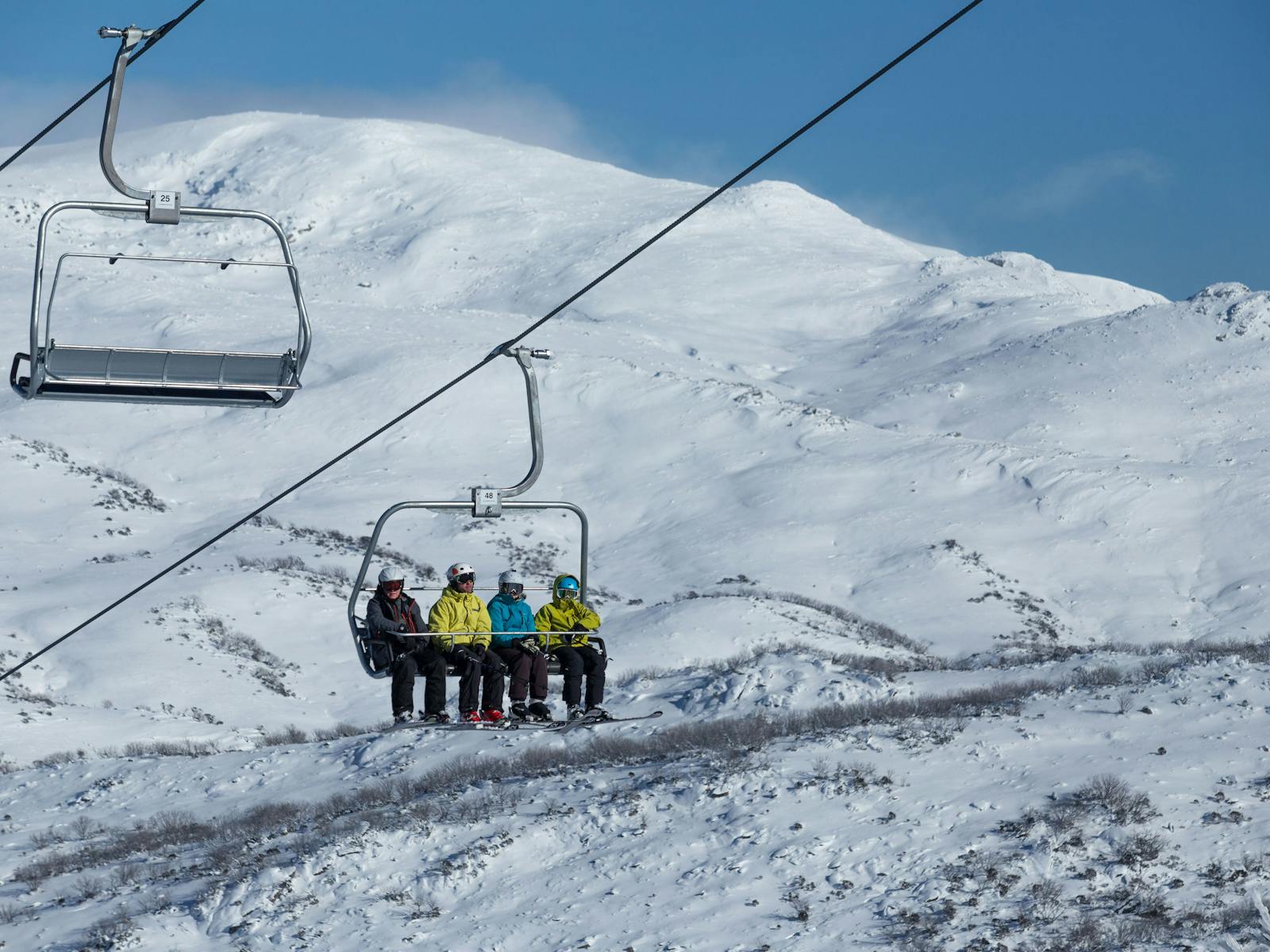 Fahren Sie mit dem neuesten Sessellift in Perisher und genießen Sie die atemberaubende Aussicht auf die Hauptkette von Guthega aus!