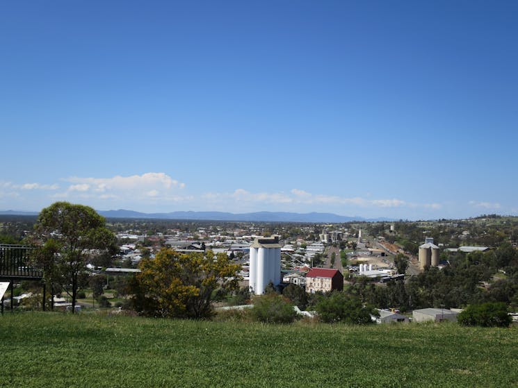 Heritage Sculptures at Pensioners Hill Lookout