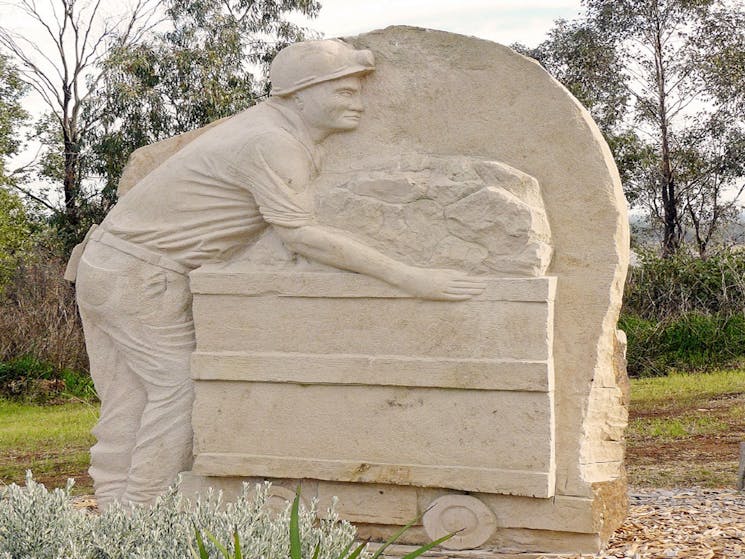 Heritage Sculptures at Pensioners Hill Lookout