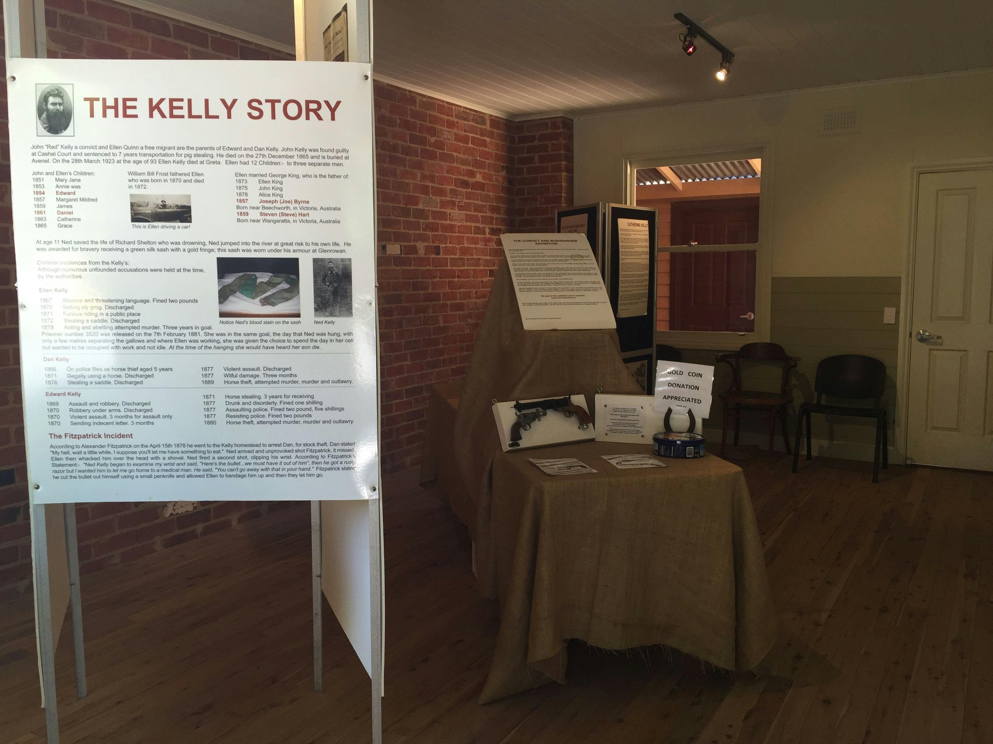 오래된 인쇄소 건물과 볼트 전시회