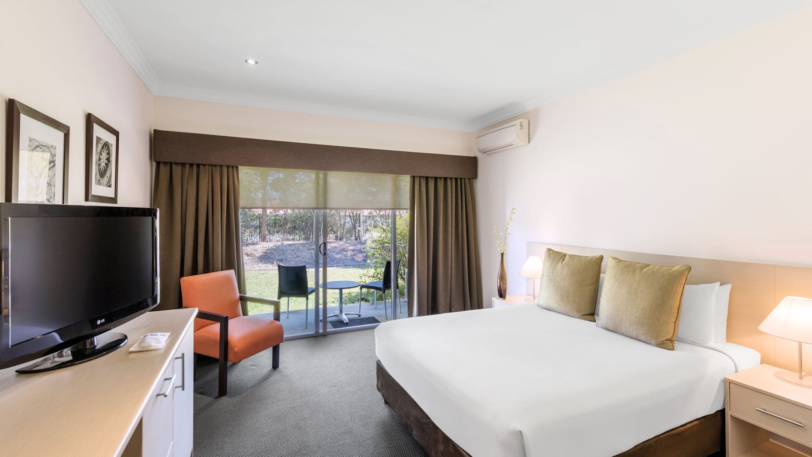 Deluxe Queen suite