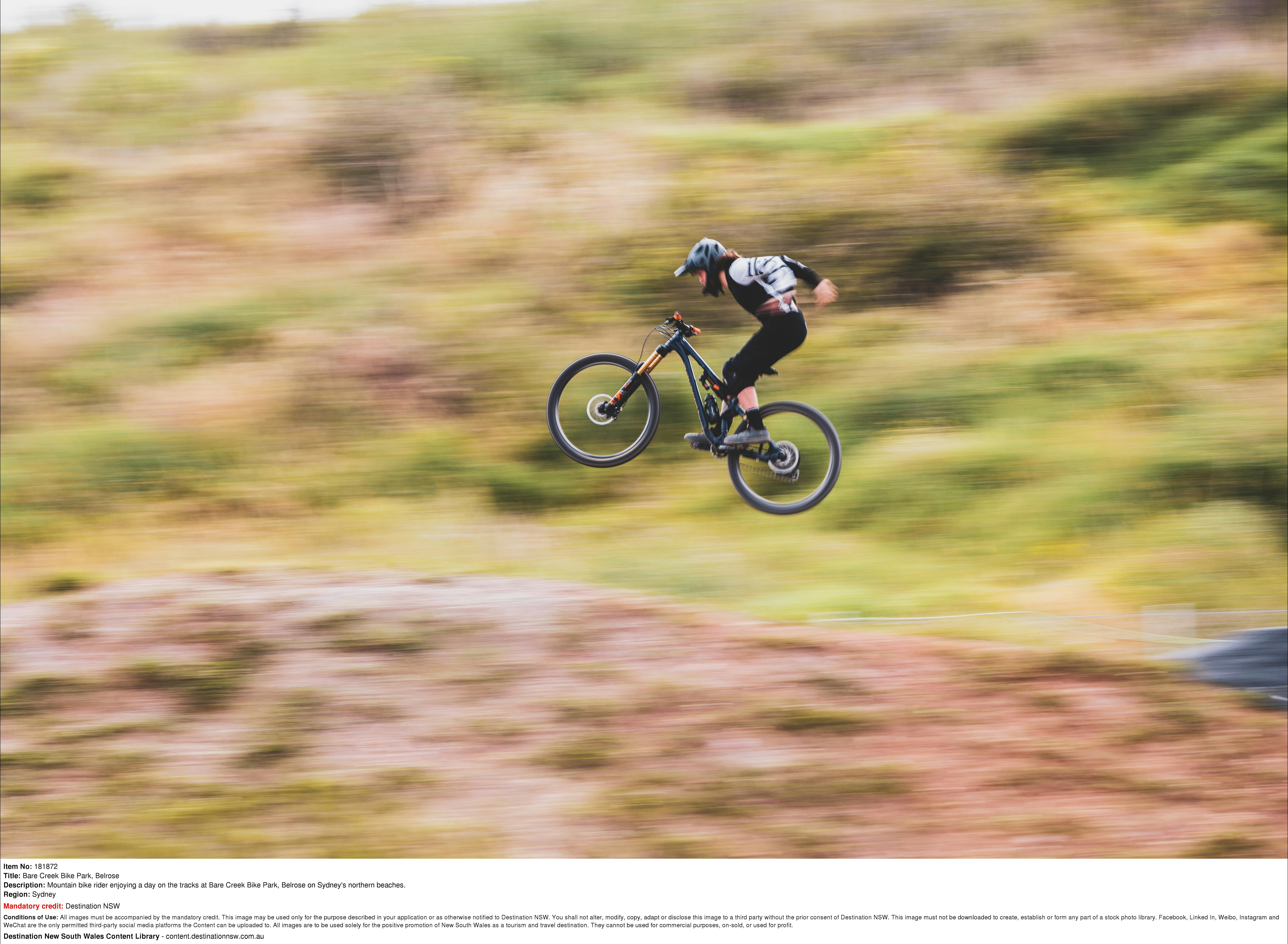 在 Bare Creek 骑自行车