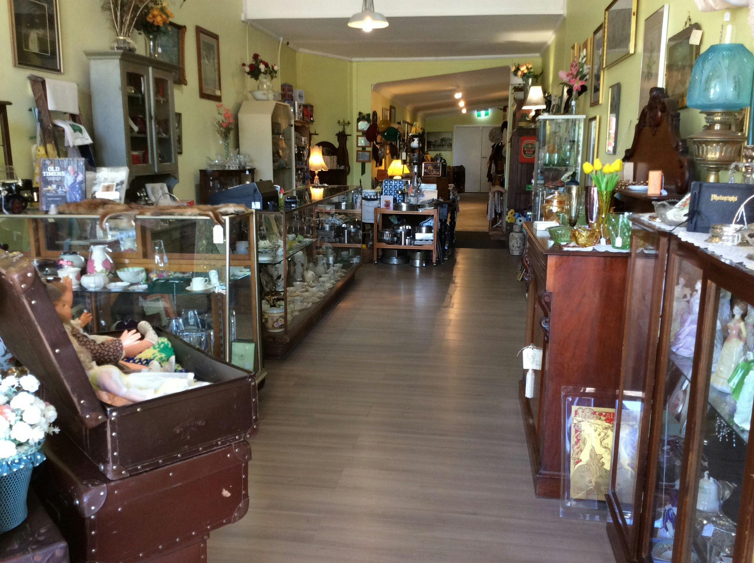 Quality Junk Antiques Collectibles Surprises NSW Holidays & Things to Do