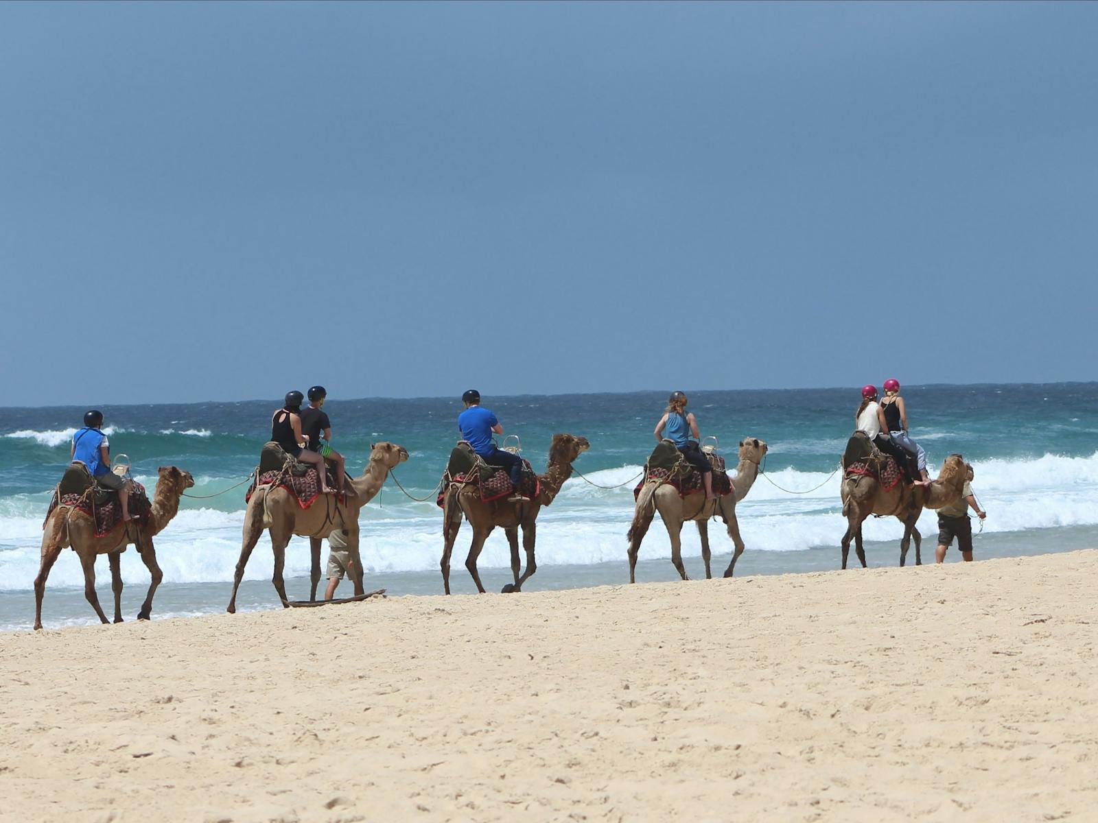 den Strand hinuntergehen