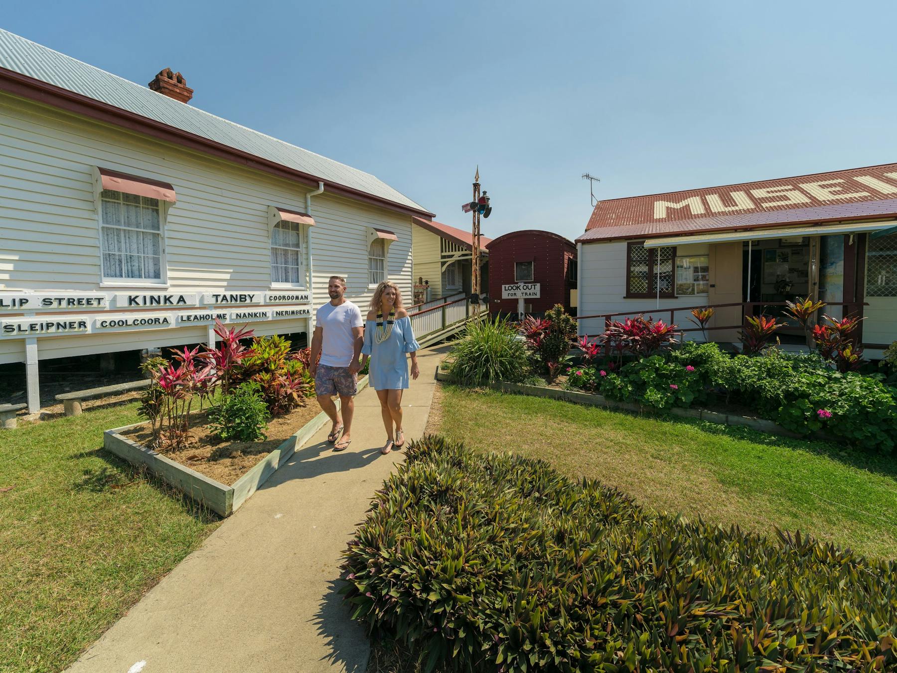 couple, emu park, museum,