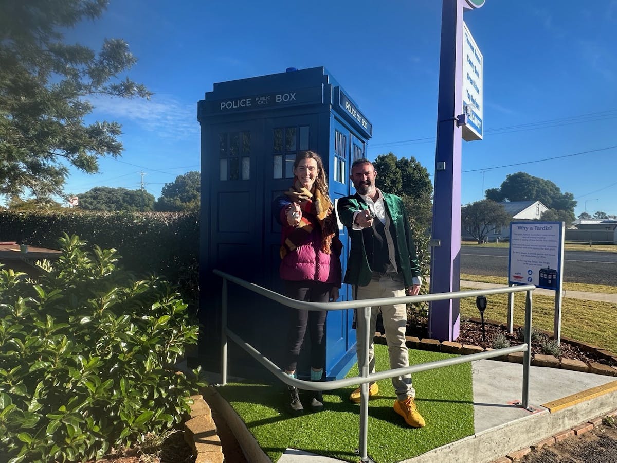 Free Tardis photo stand