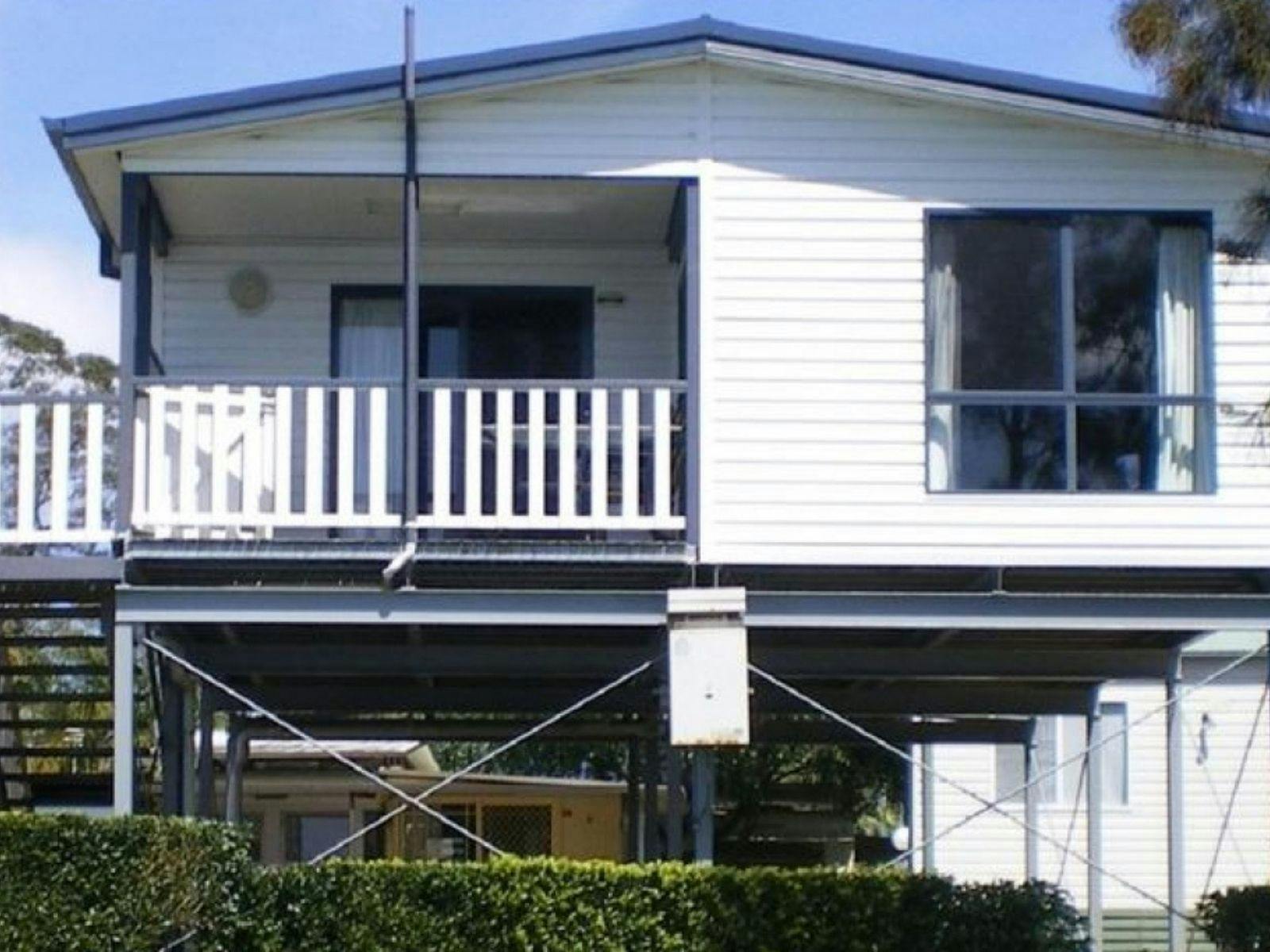 Deluxe Waterfront Villa (2BR 6px)