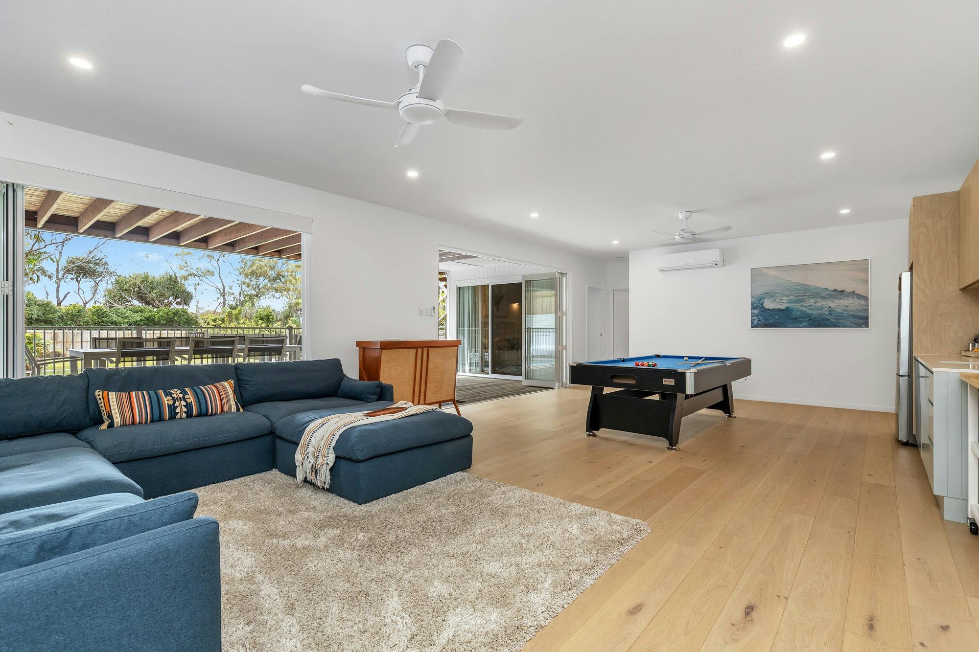 ビリヤード台のある巨大なくつろぎのソファ