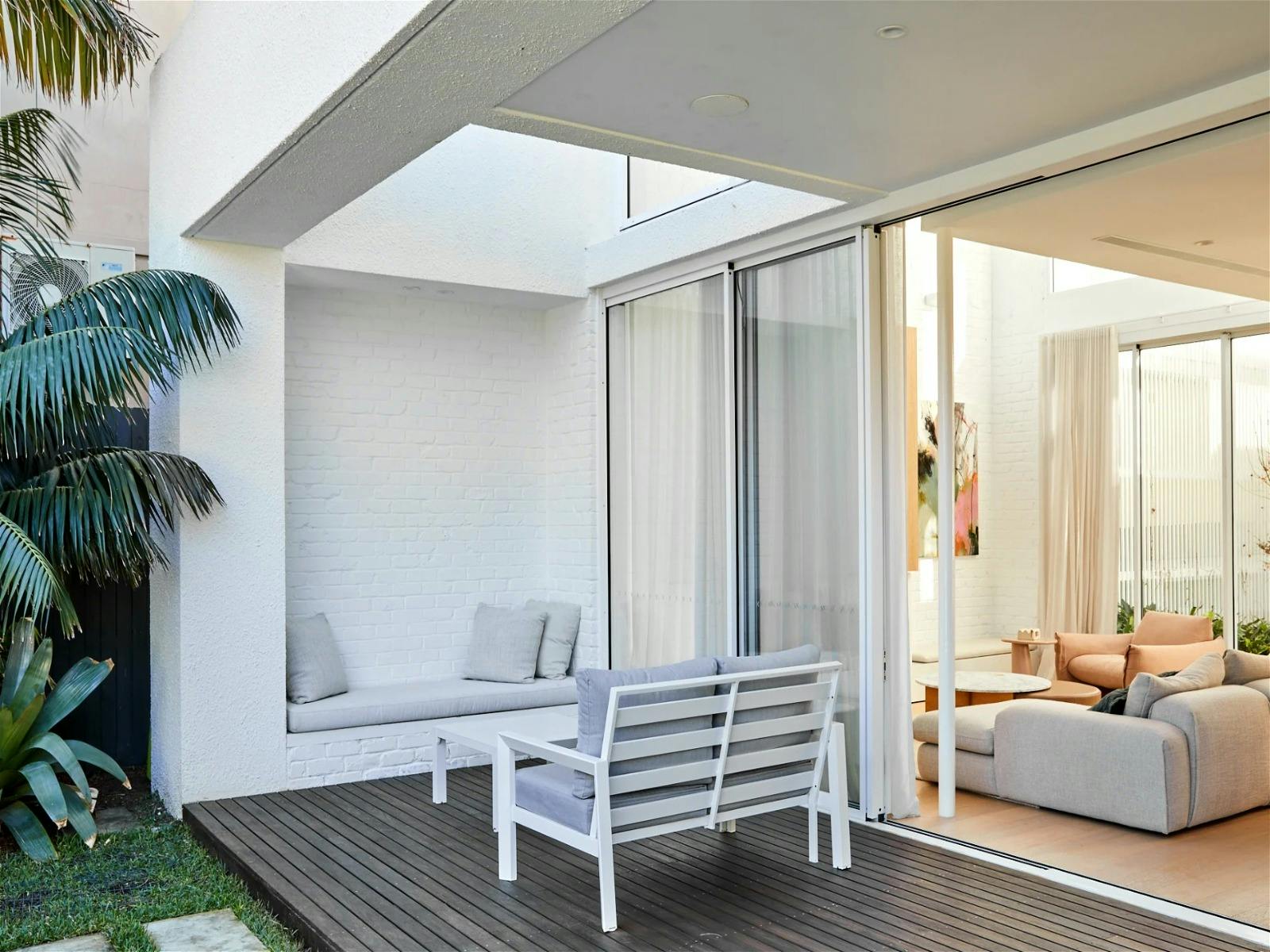 실내/실외 라운지 공간은 야외 엔터테인먼트에 적합합니다.