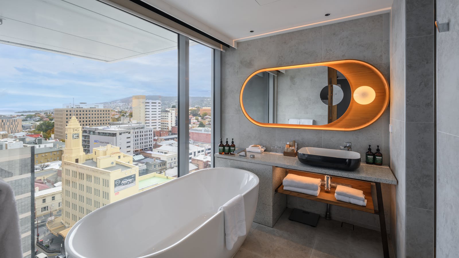 King Junior Suite Lounge Access City View Bathroom