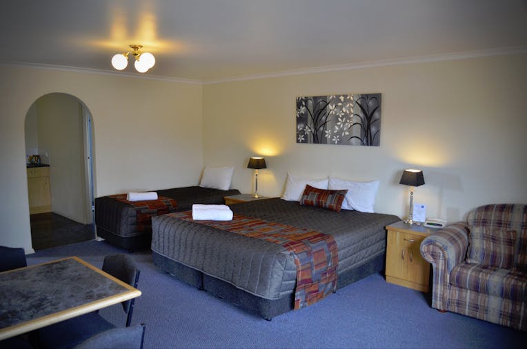 Executive King, Single + Sofa Bed
