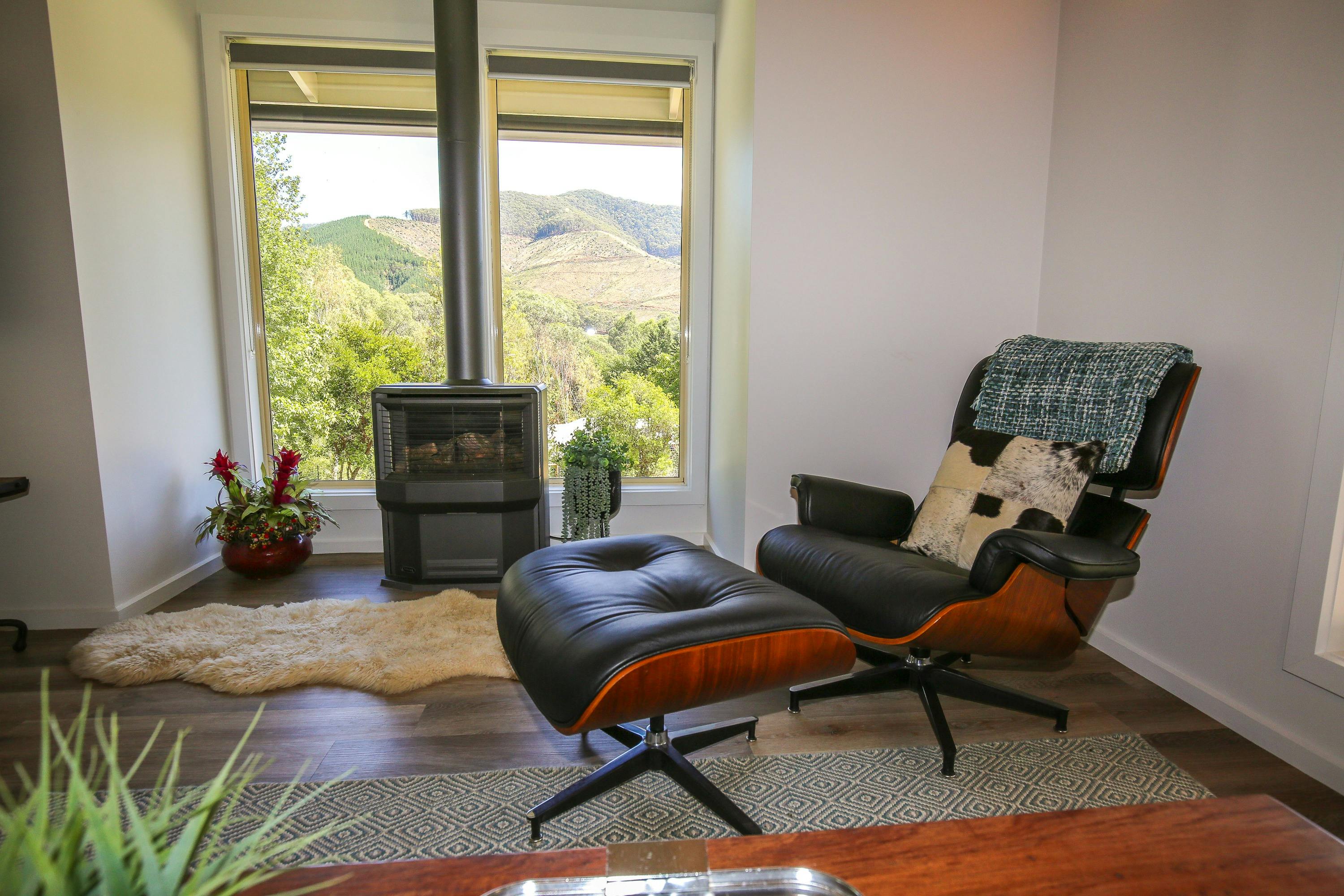 Lounge at Bonnie's Cottage with Alpine Valley Getaways