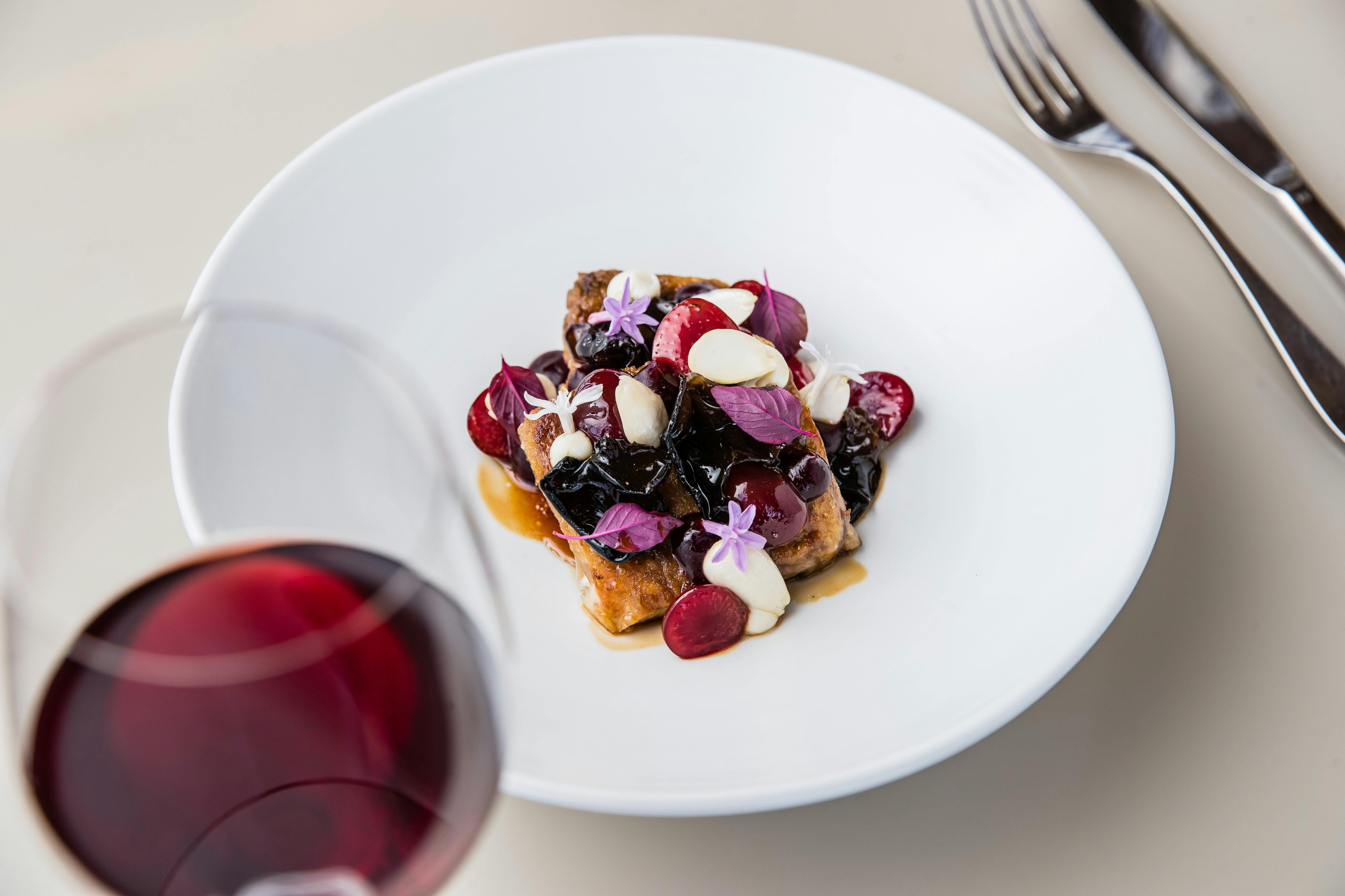 혹스베리 밸리 콩피 오리 신선한 건포도 포도 검은 곰팡이 캄폿 후추