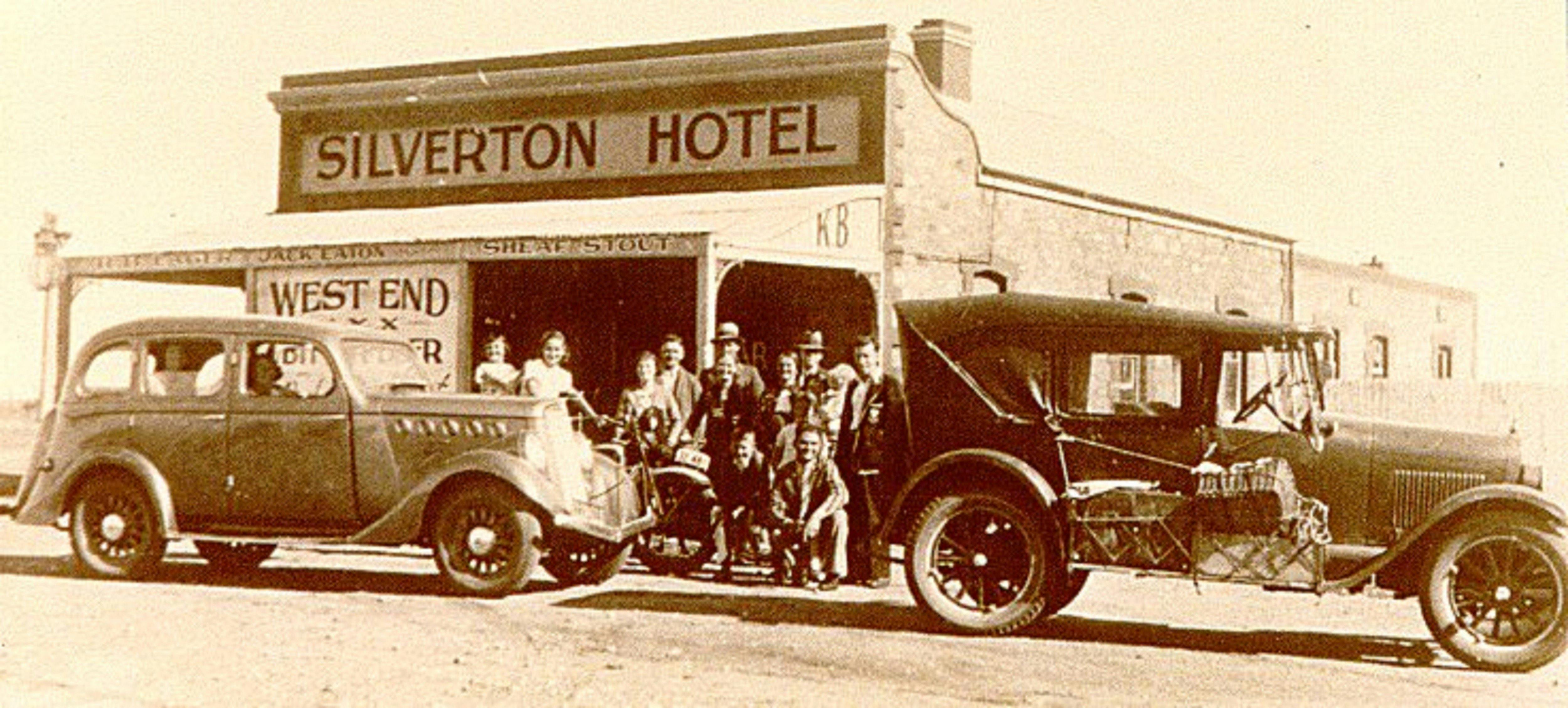 Antique cars in front of the Silverton Hotel
