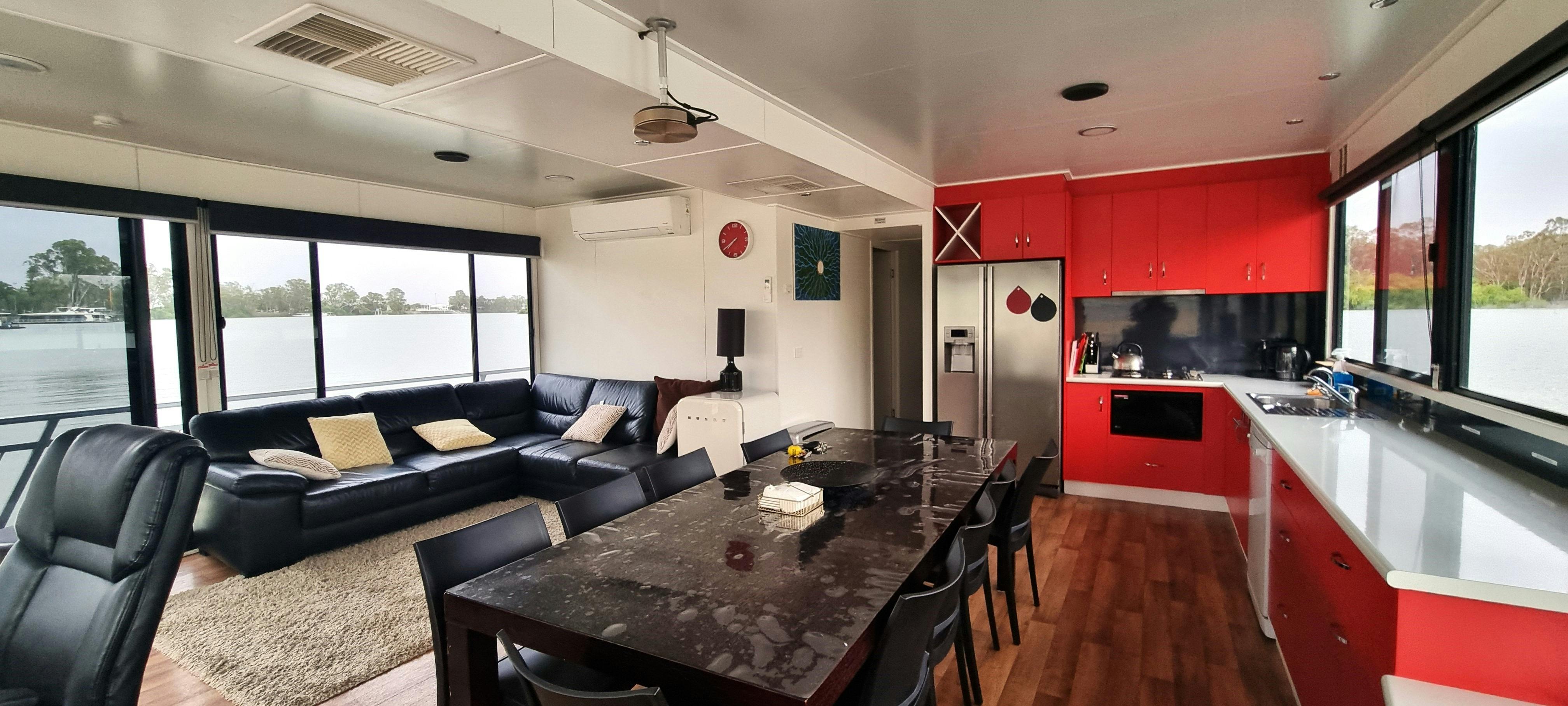 Houseboat Heaven