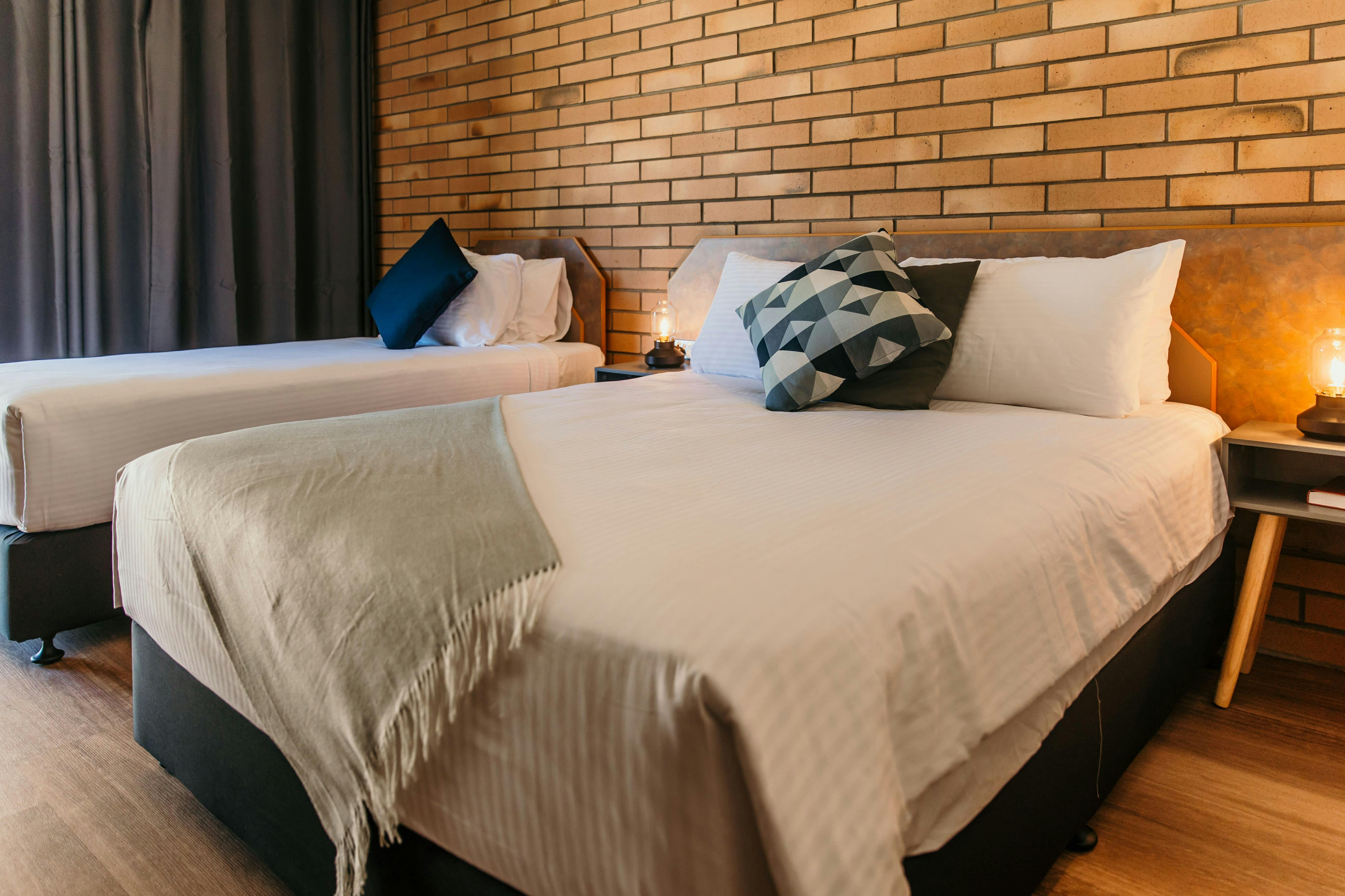 Queen & Single Accessible