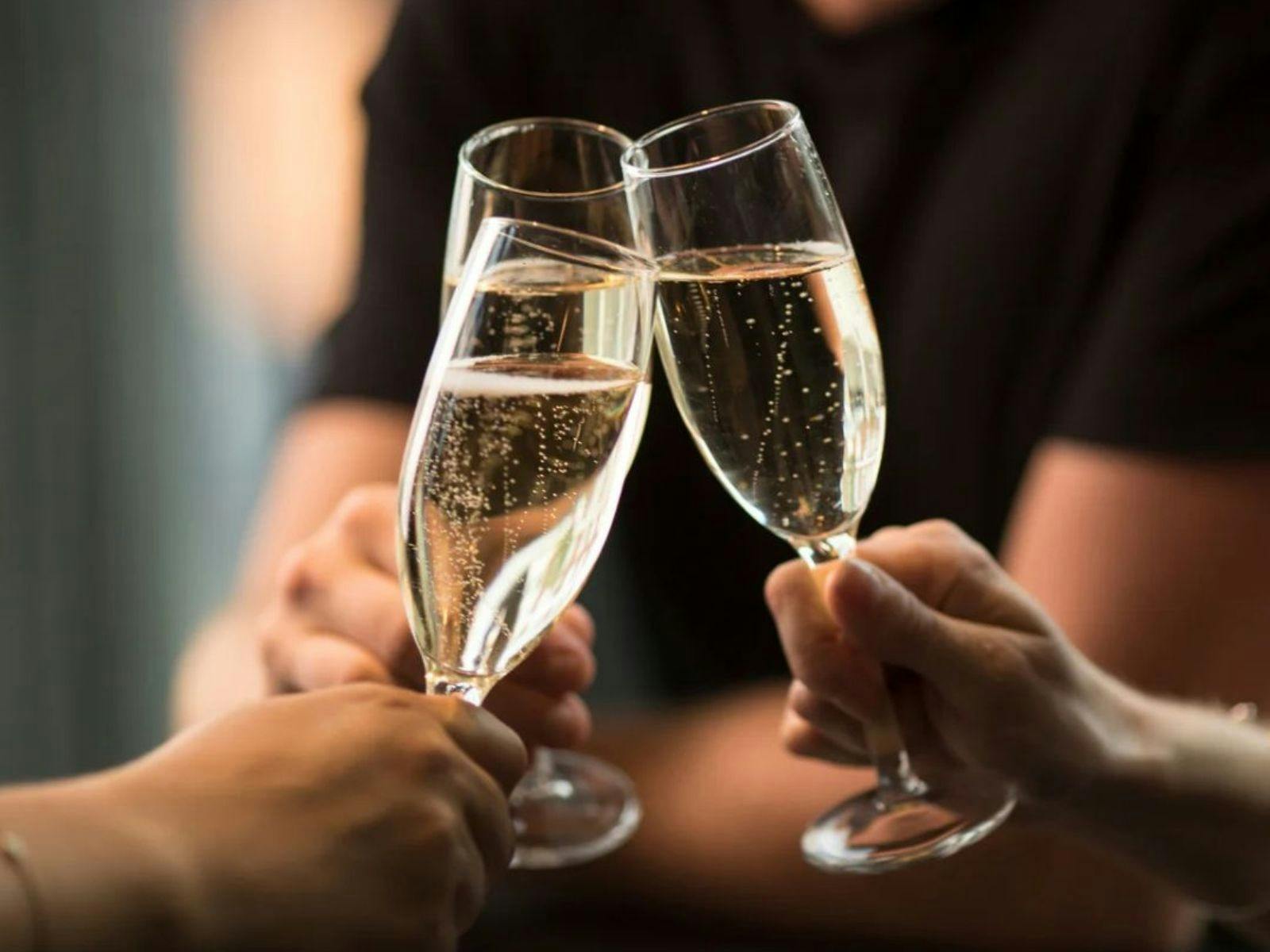 カレーワインズのレストラン「カウル」へのヘリコプター飛行