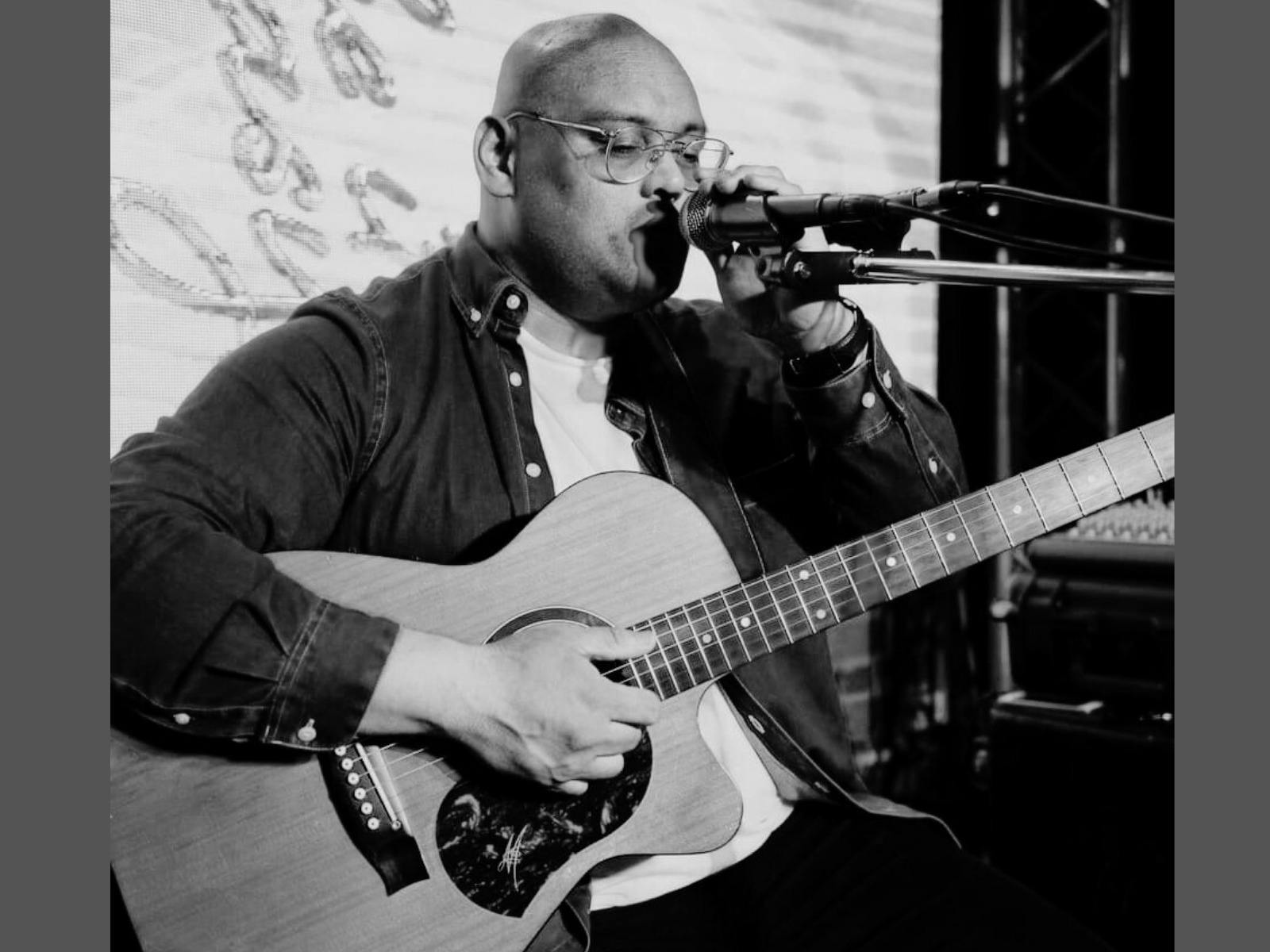 傑弗瑞·卡巴拉爾用原聲吉他彈唱