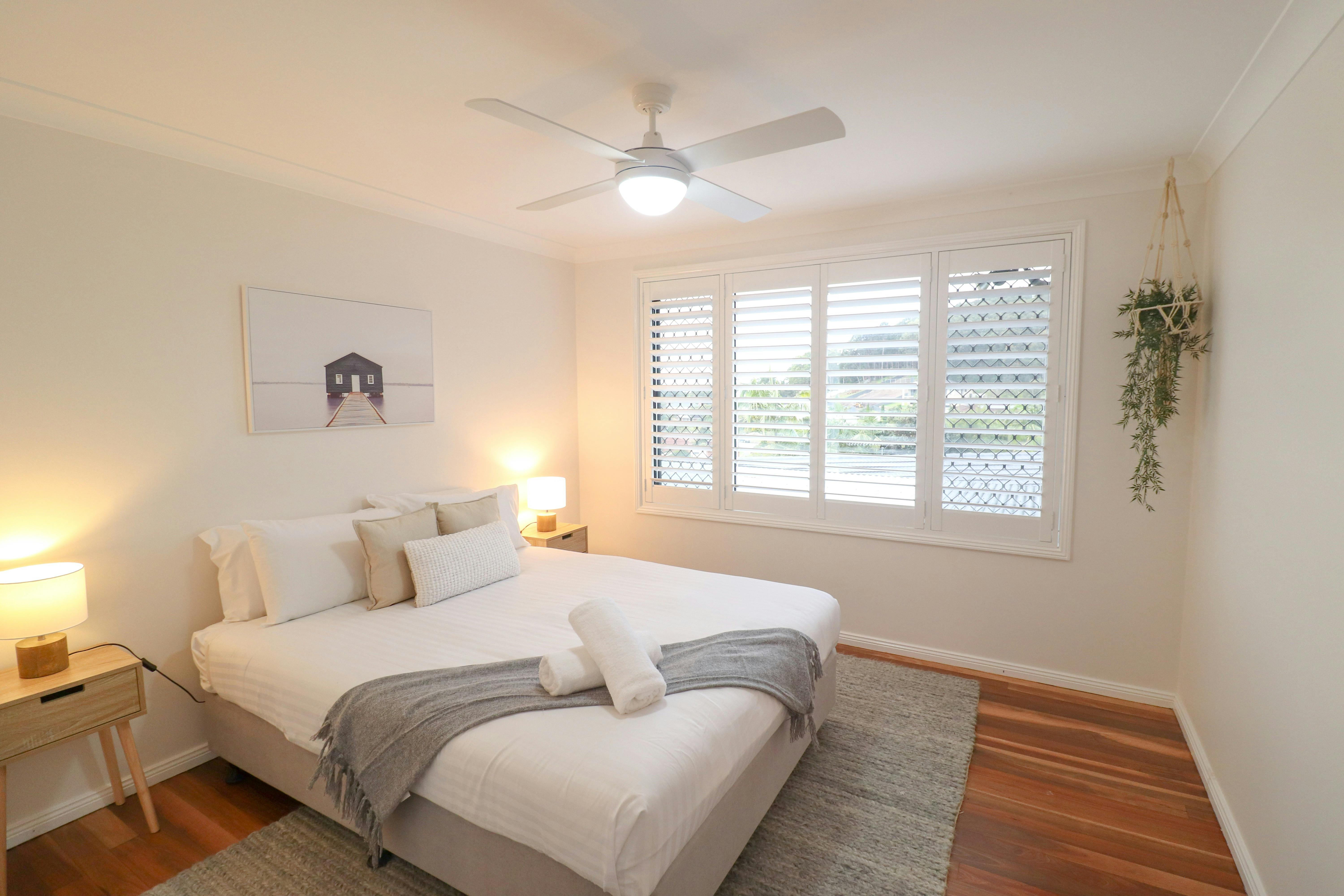 second bedroom with ceiling fan