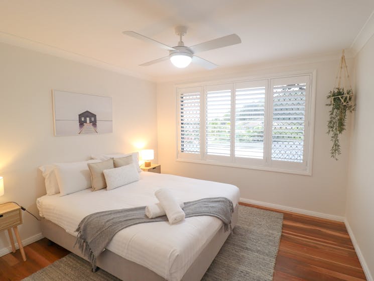 second bedroom with ceiling fan