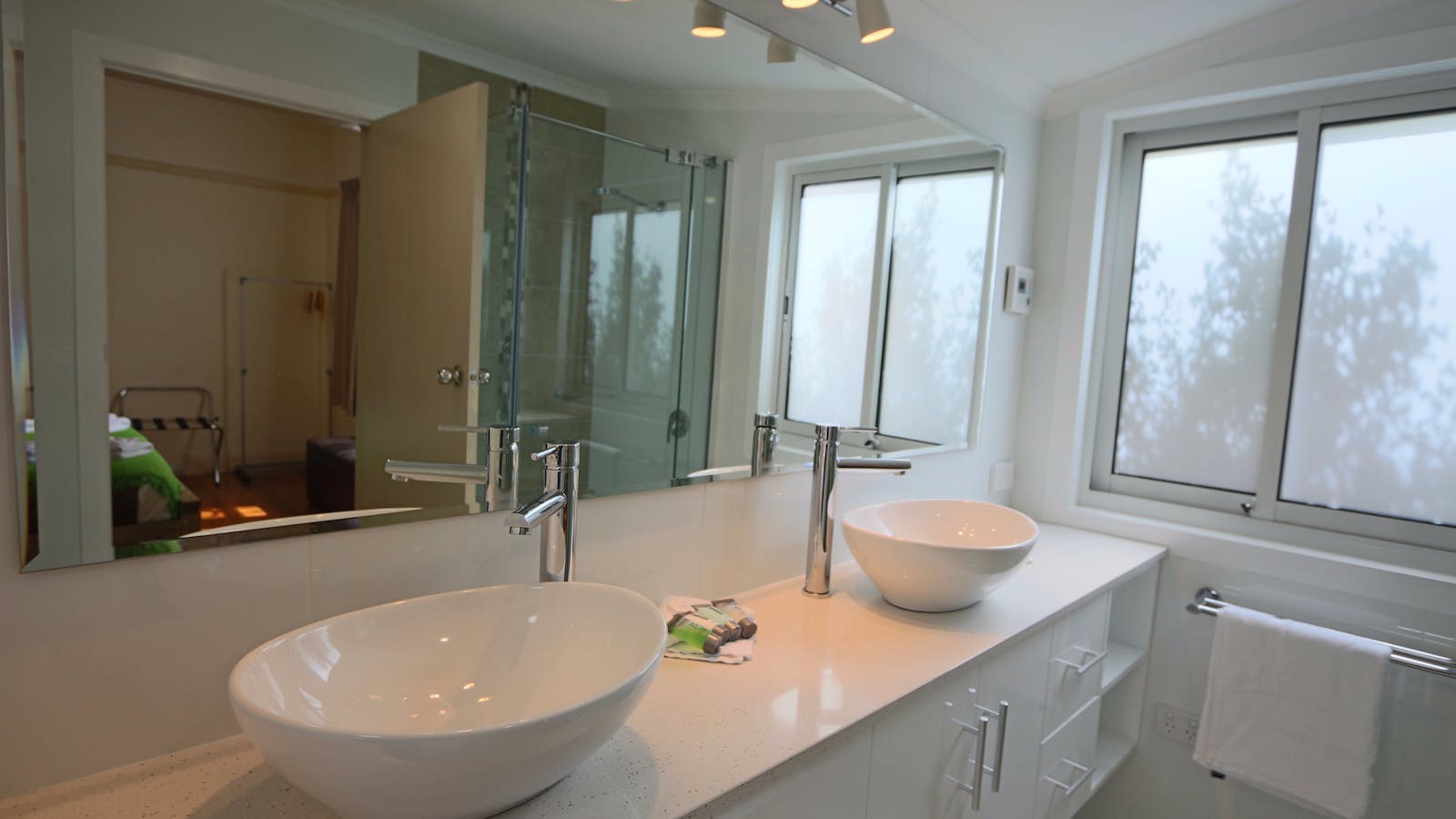 Contemporary ensuite bathroom